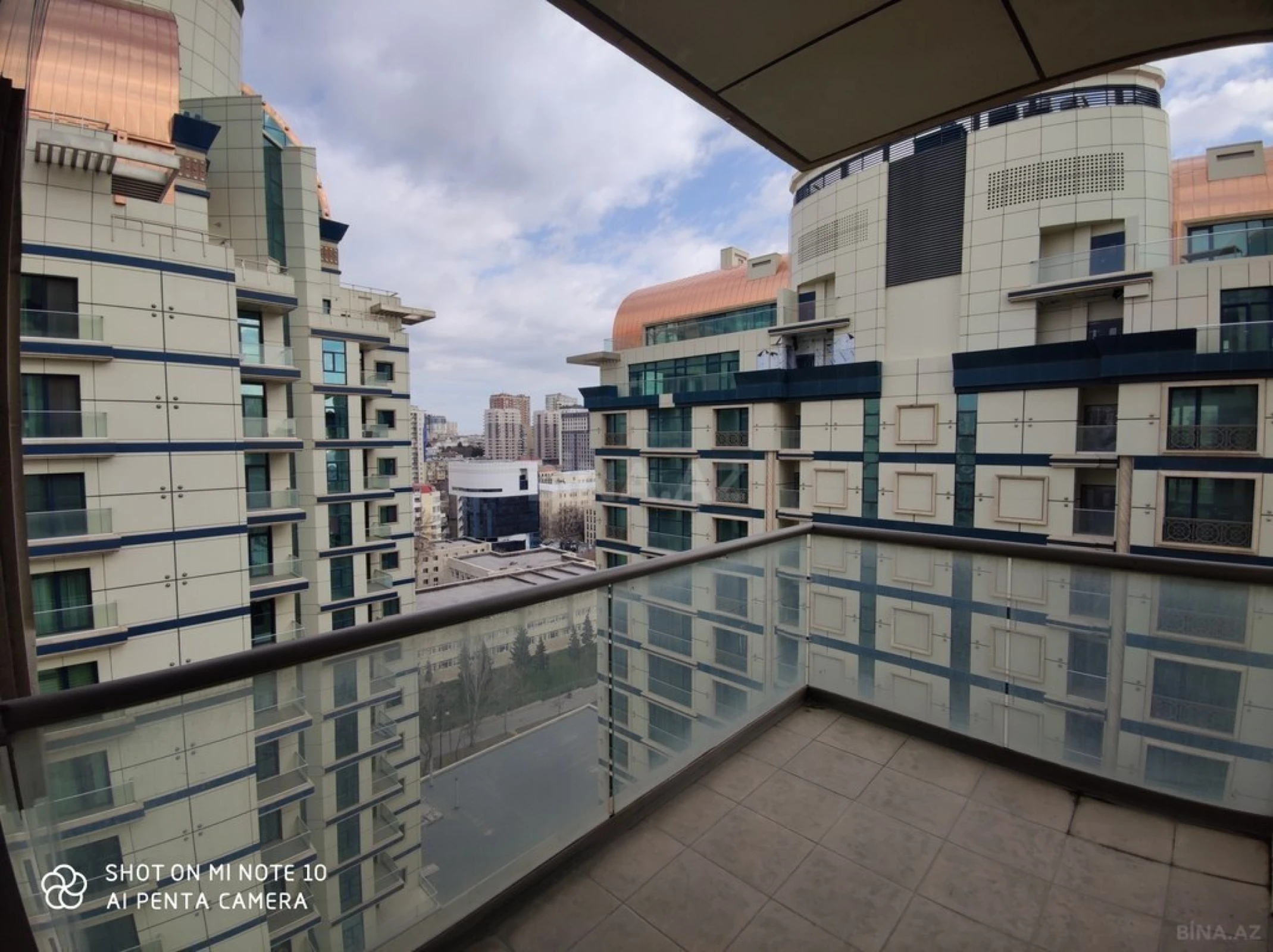 Satılır 15 otaqlı mənzil 875 m²