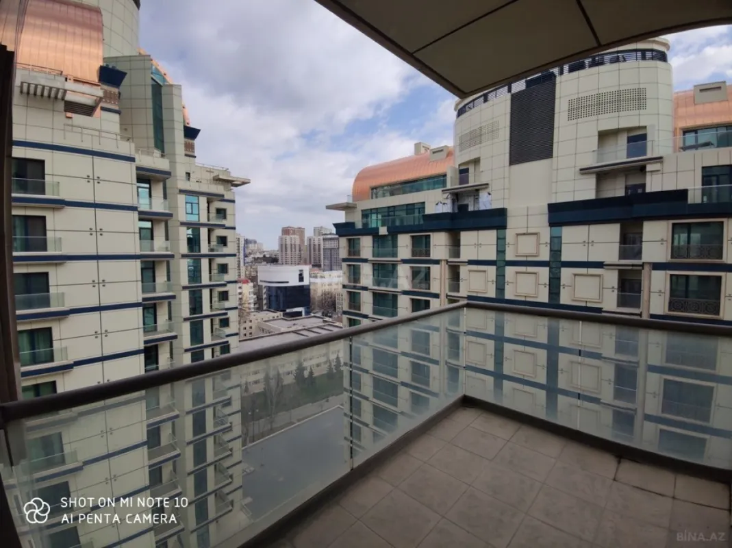 Satılır 15 otaqlı mənzil 875 m²