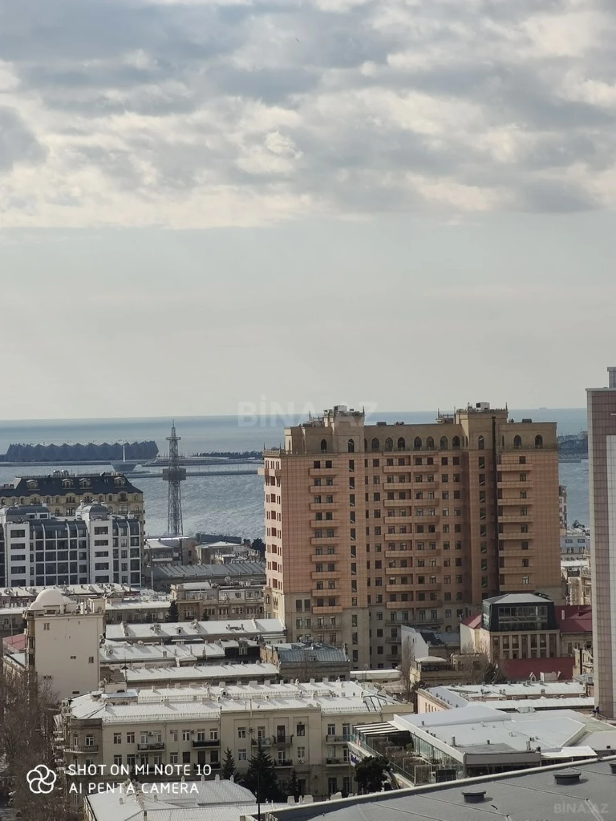 Satılır 15 otaqlı mənzil 875 m²