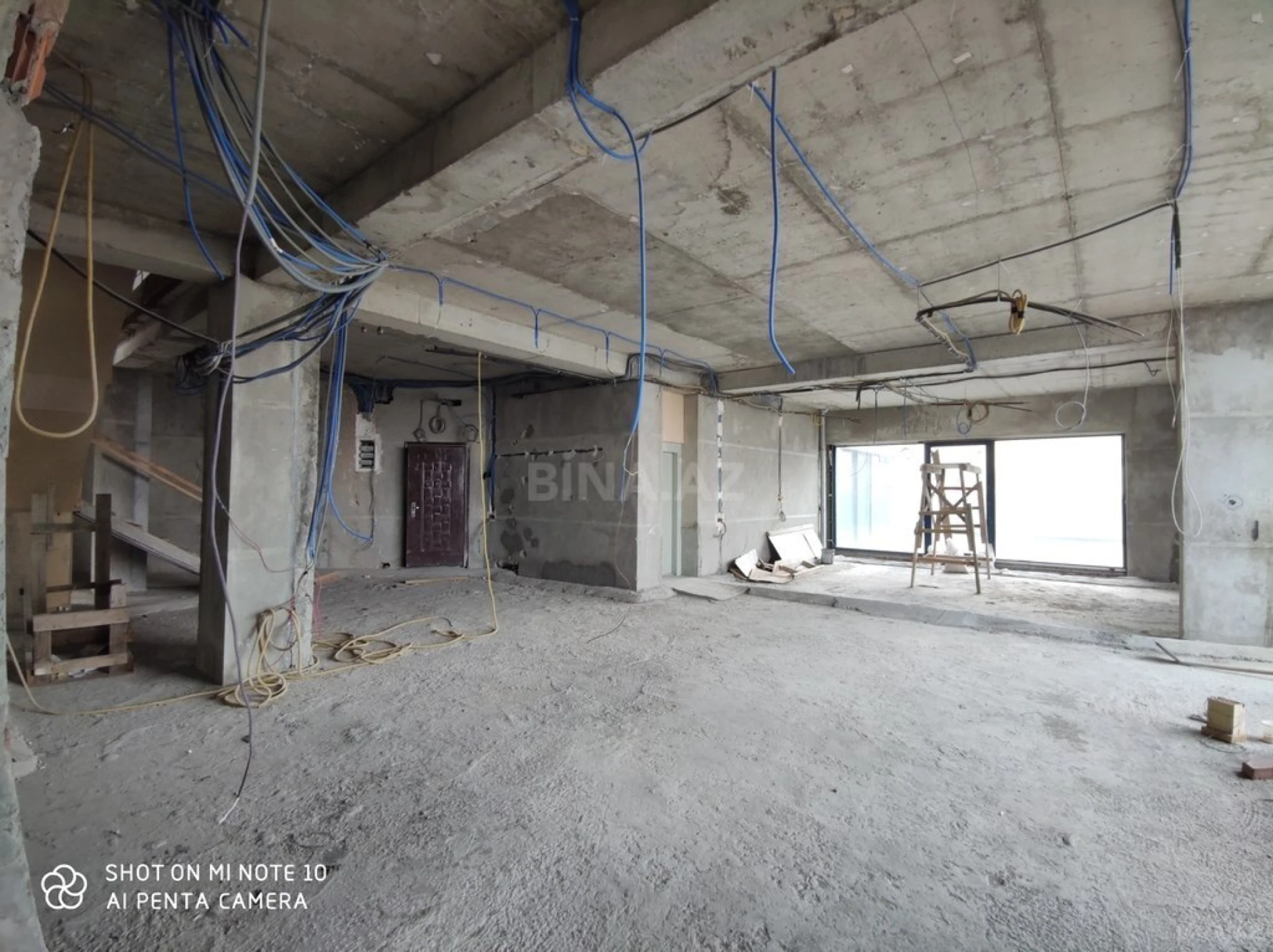 Satılır 15 otaqlı mənzil 875 m²