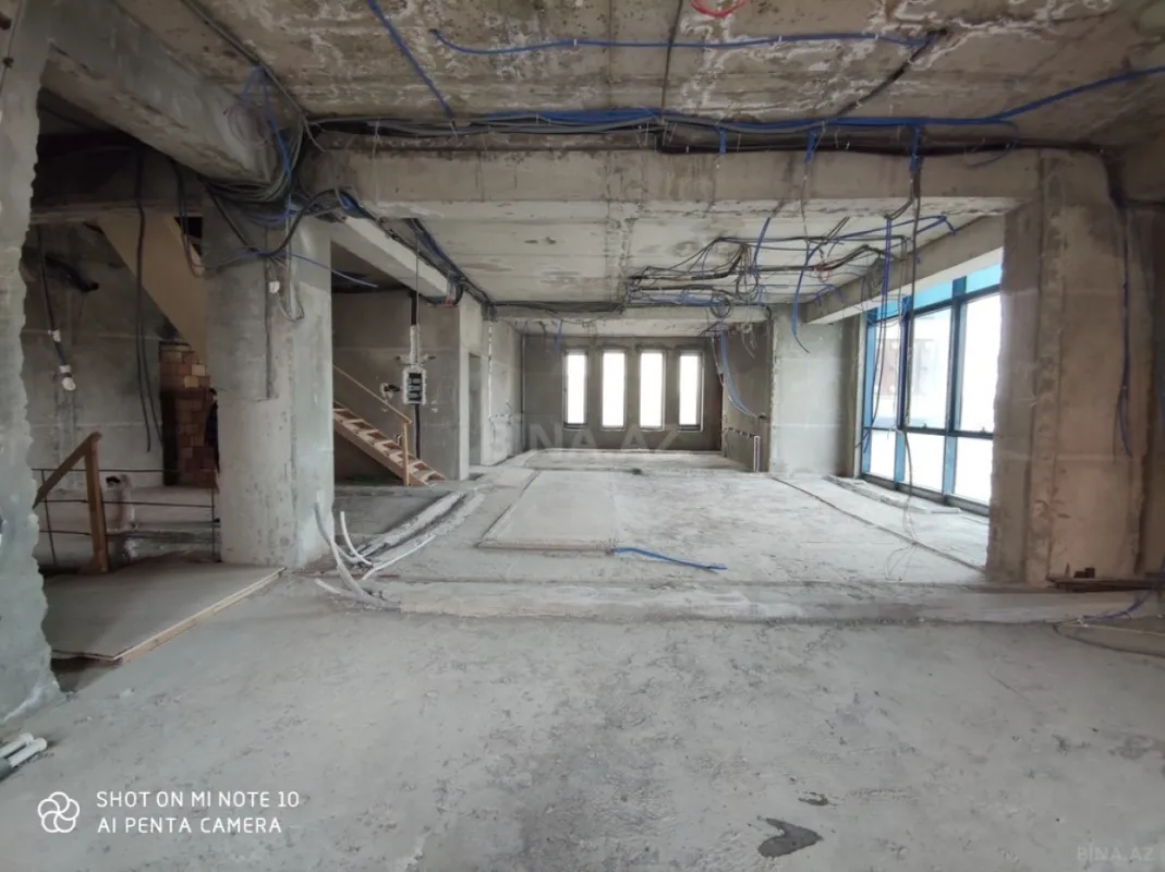 Satılır 15 otaqlı mənzil 875 m²