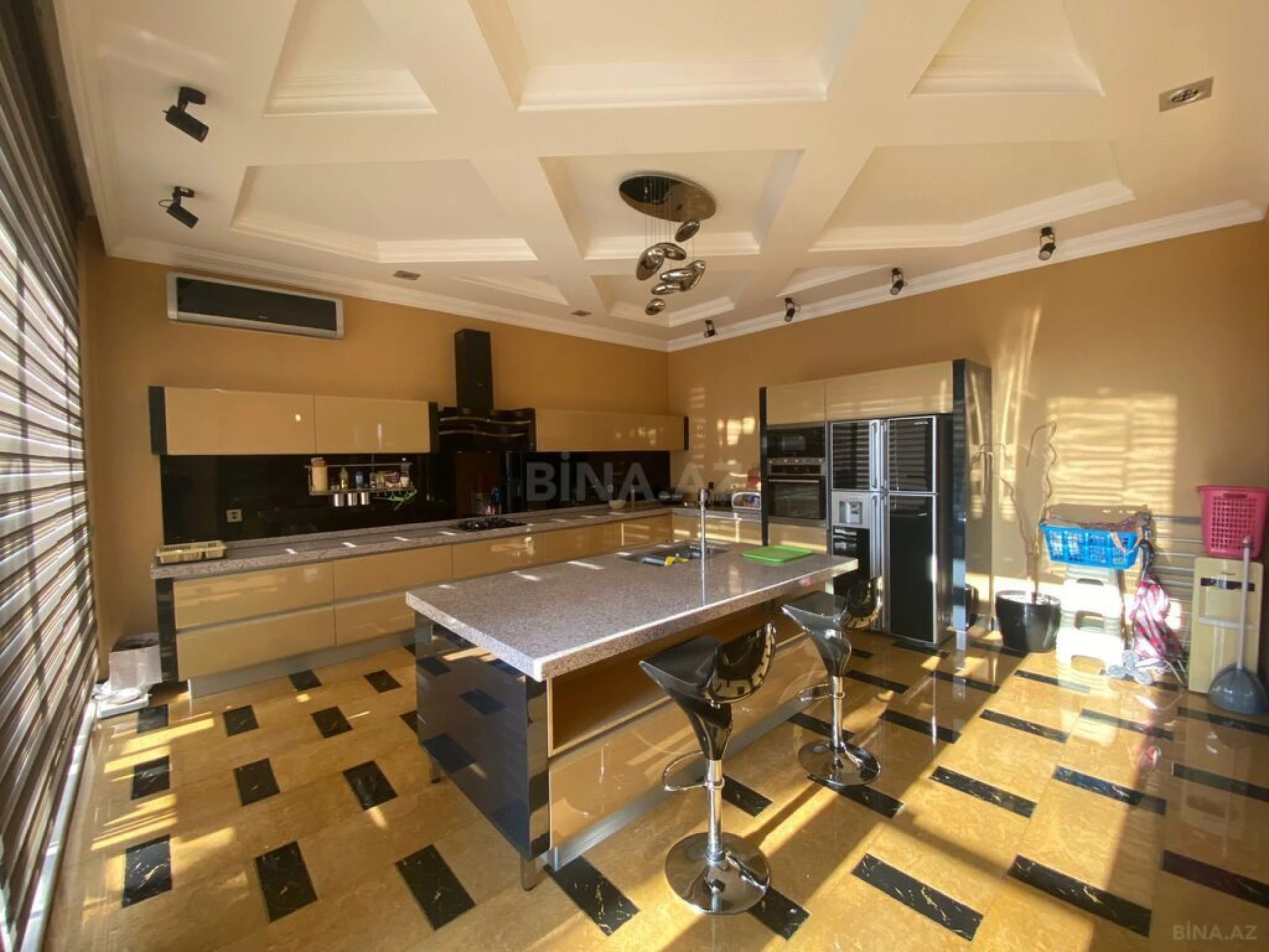 Kirayə verilir 6 otaqlı həyət evi 400 m²