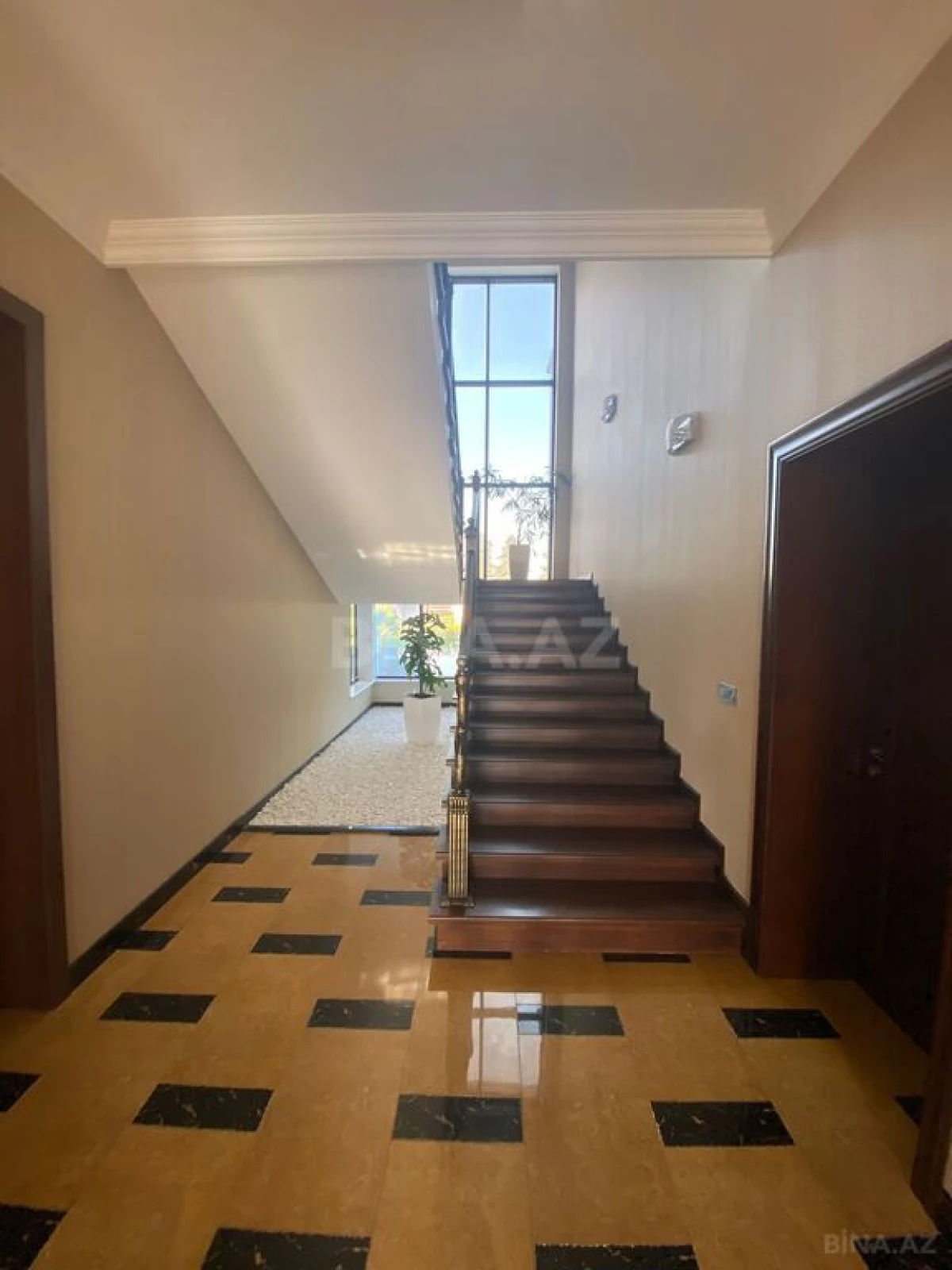 Kirayə verilir 6 otaqlı həyət evi 400 m²