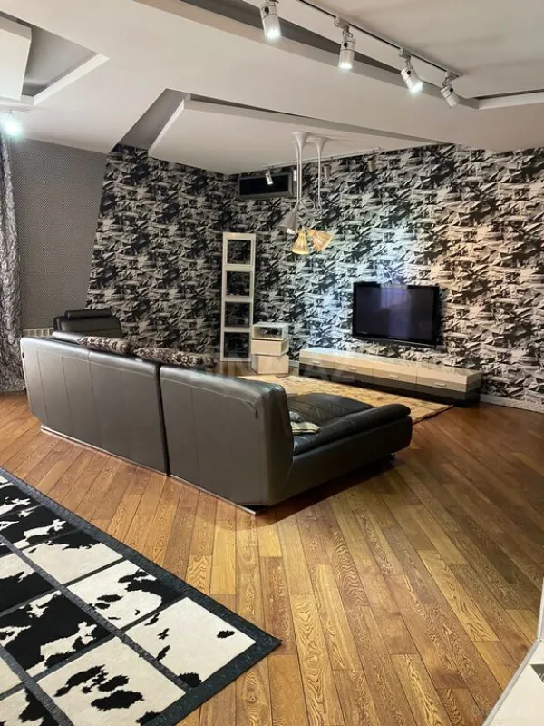 Kirayə verilir 5 otaqlı həyət evi 300 m²