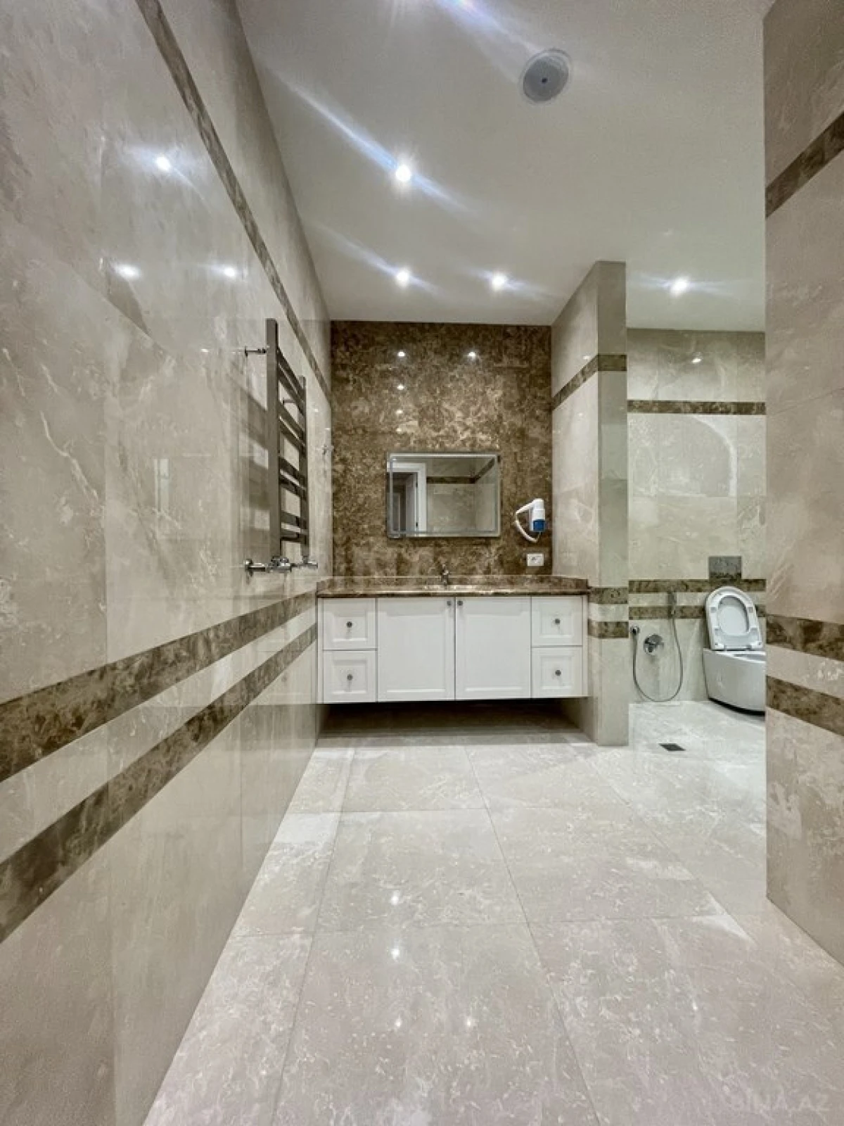 Satılır 5 otaqlı mənzil 270 m²