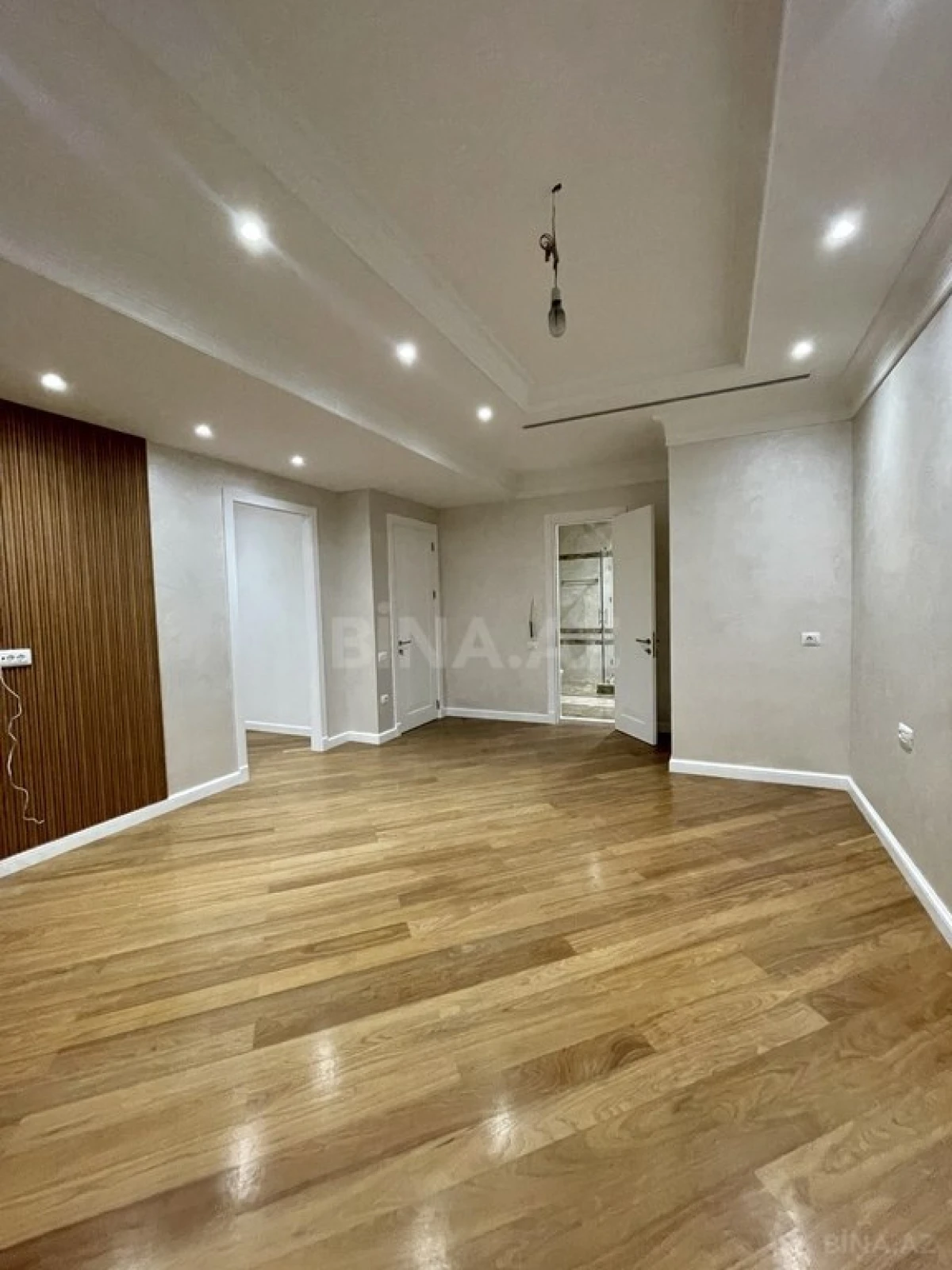 Satılır 5 otaqlı mənzil 270 m²