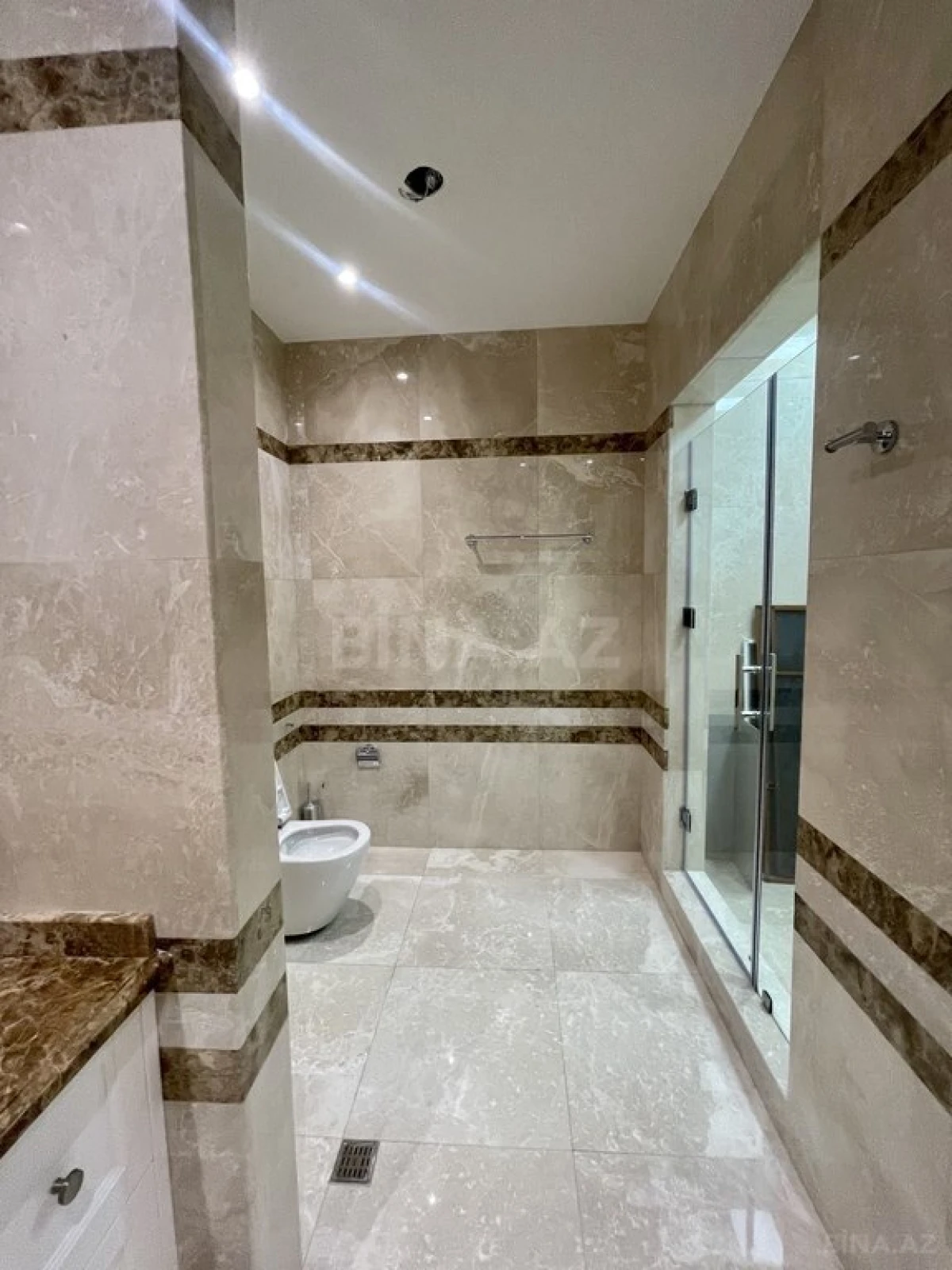 Satılır 5 otaqlı mənzil 270 m²