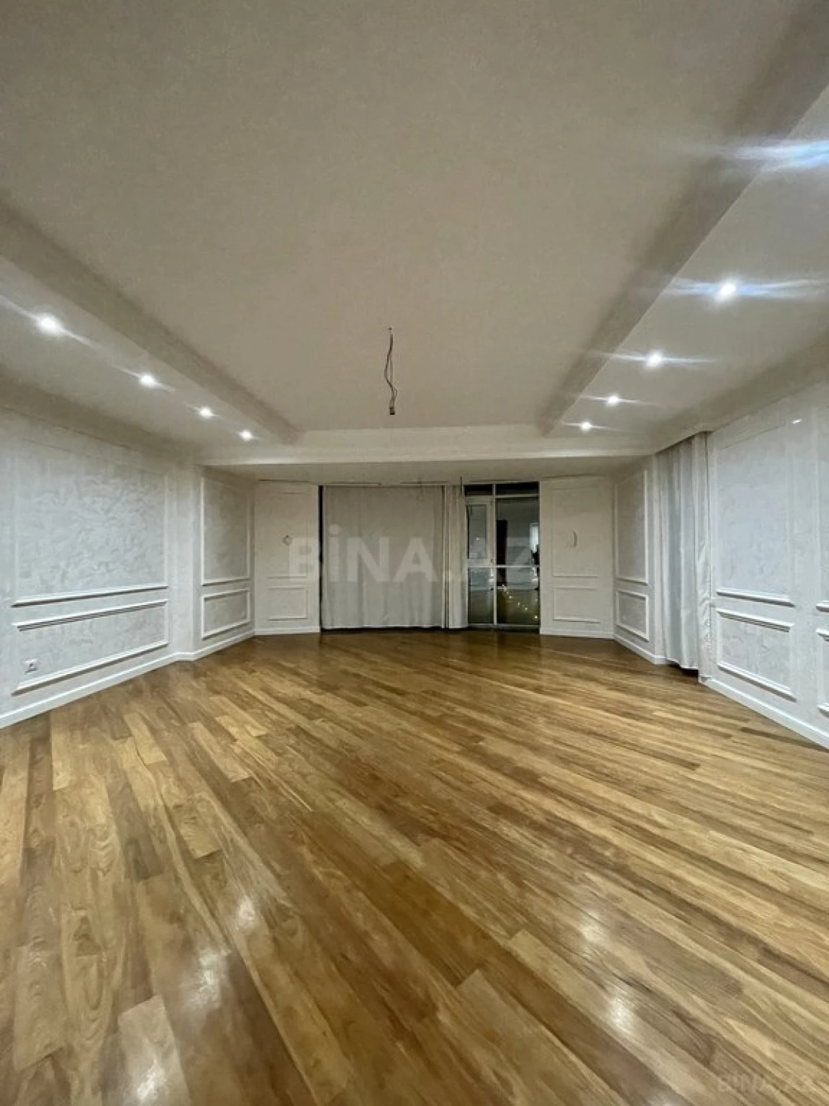 Satılır 5 otaqlı mənzil 270 m²