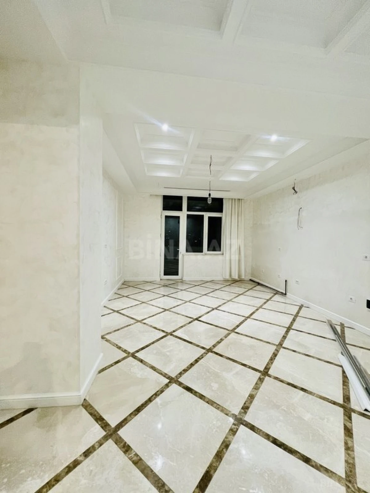Satılır 5 otaqlı mənzil 270 m²