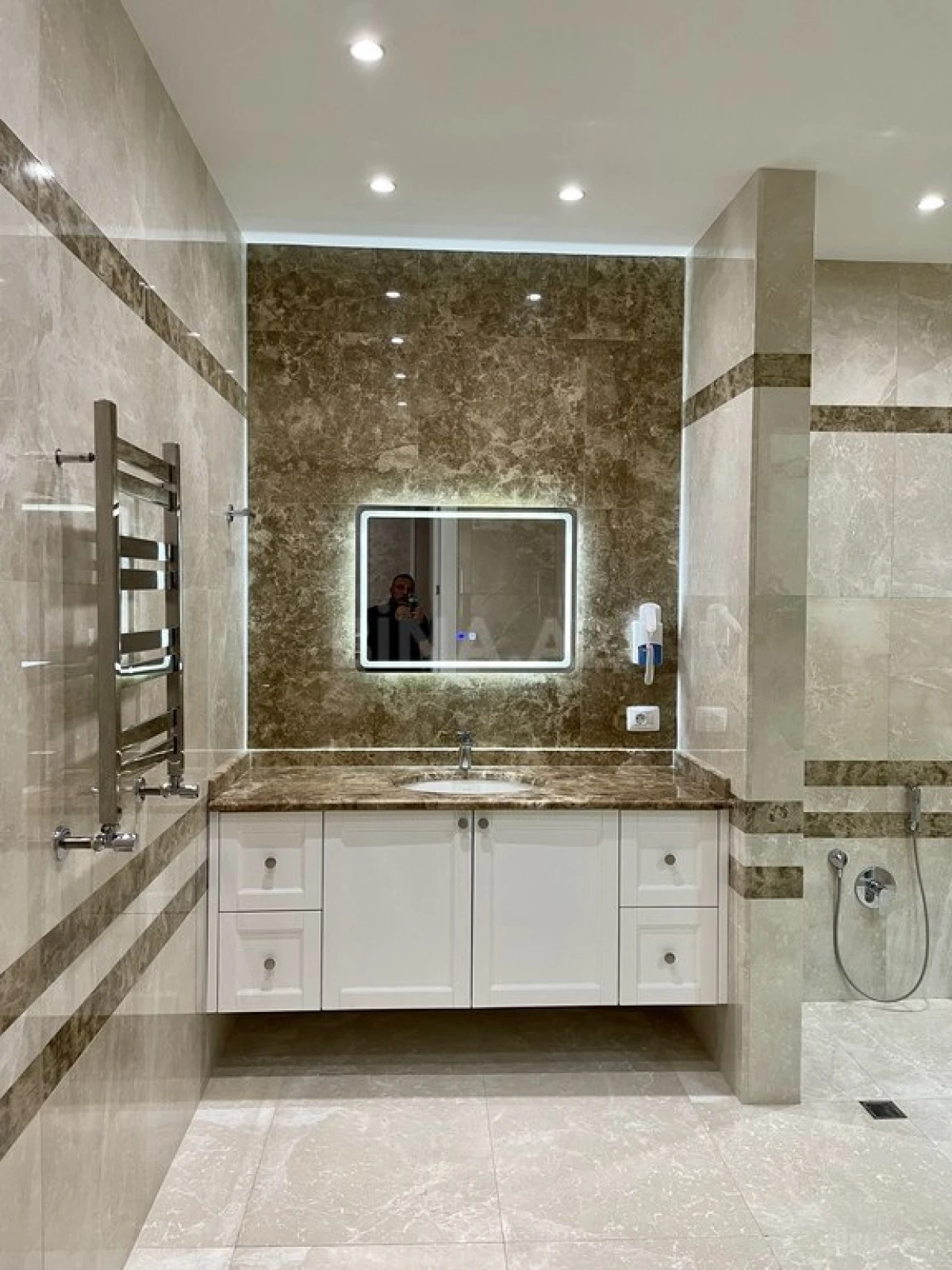 Satılır 5 otaqlı mənzil 270 m²