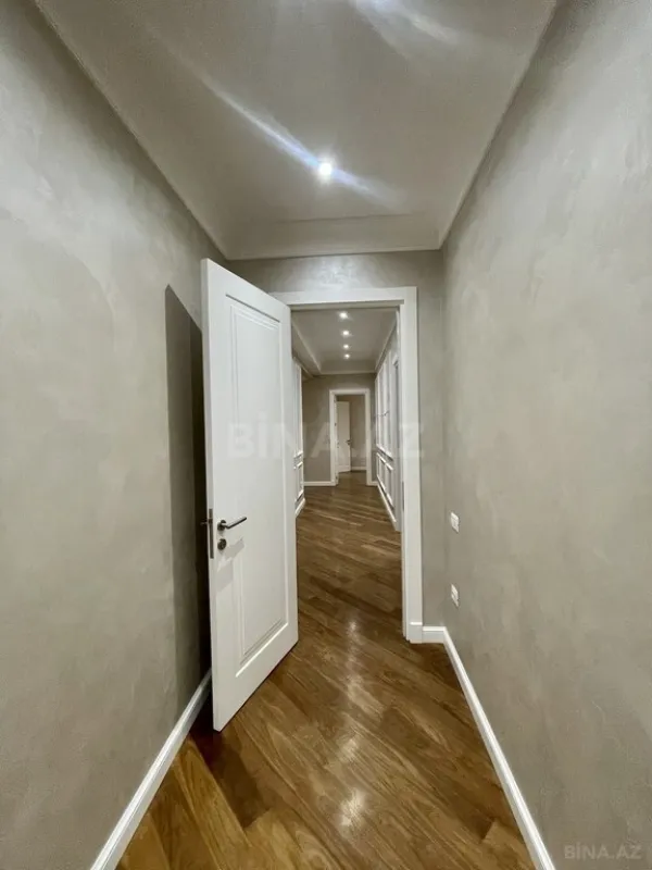 Satılır 5 otaqlı mənzil 270 m²