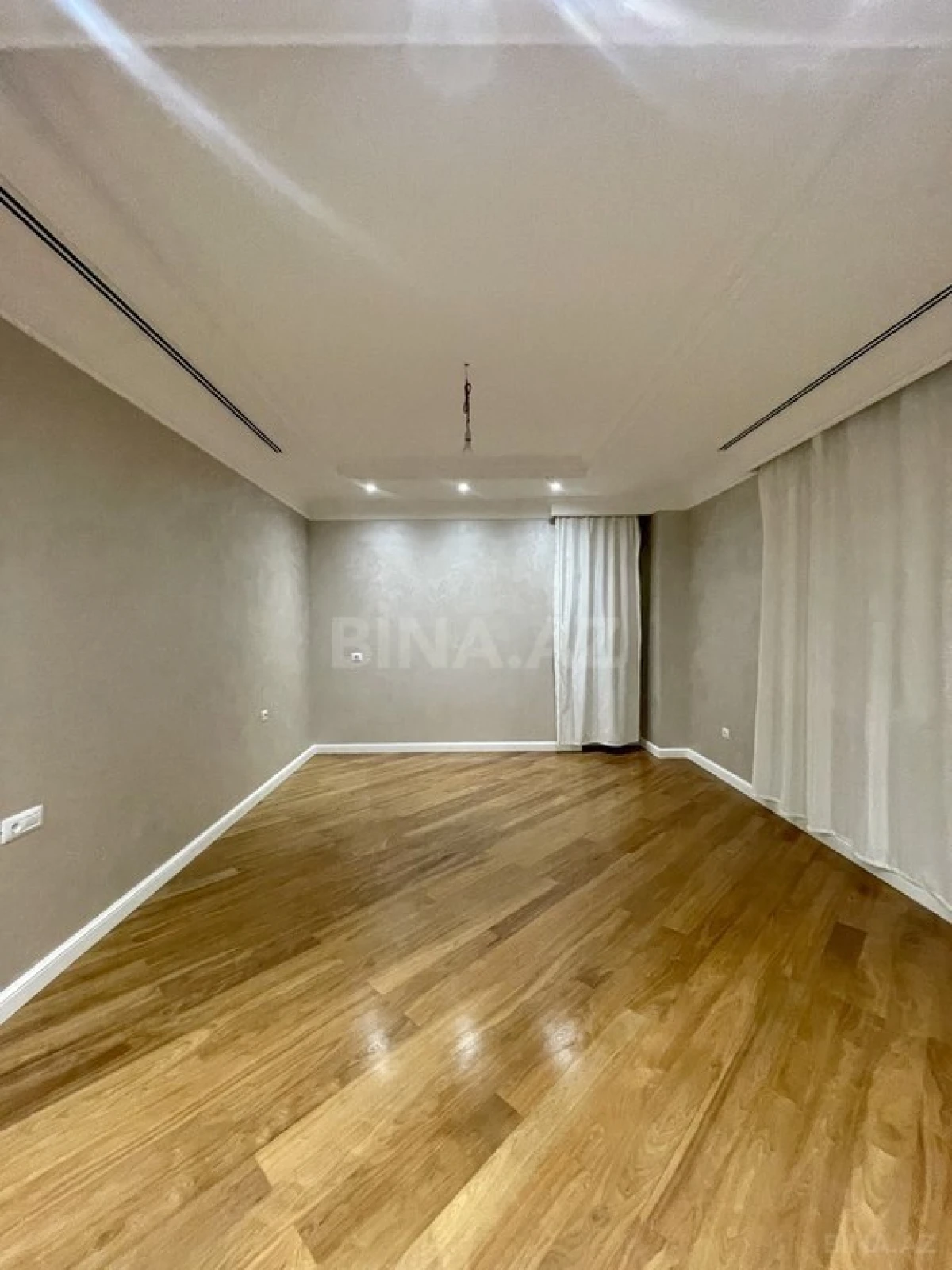 Satılır 5 otaqlı mənzil 270 m²