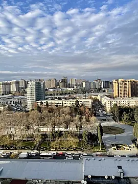 Satılır 5 otaqlı mənzil 270 m²