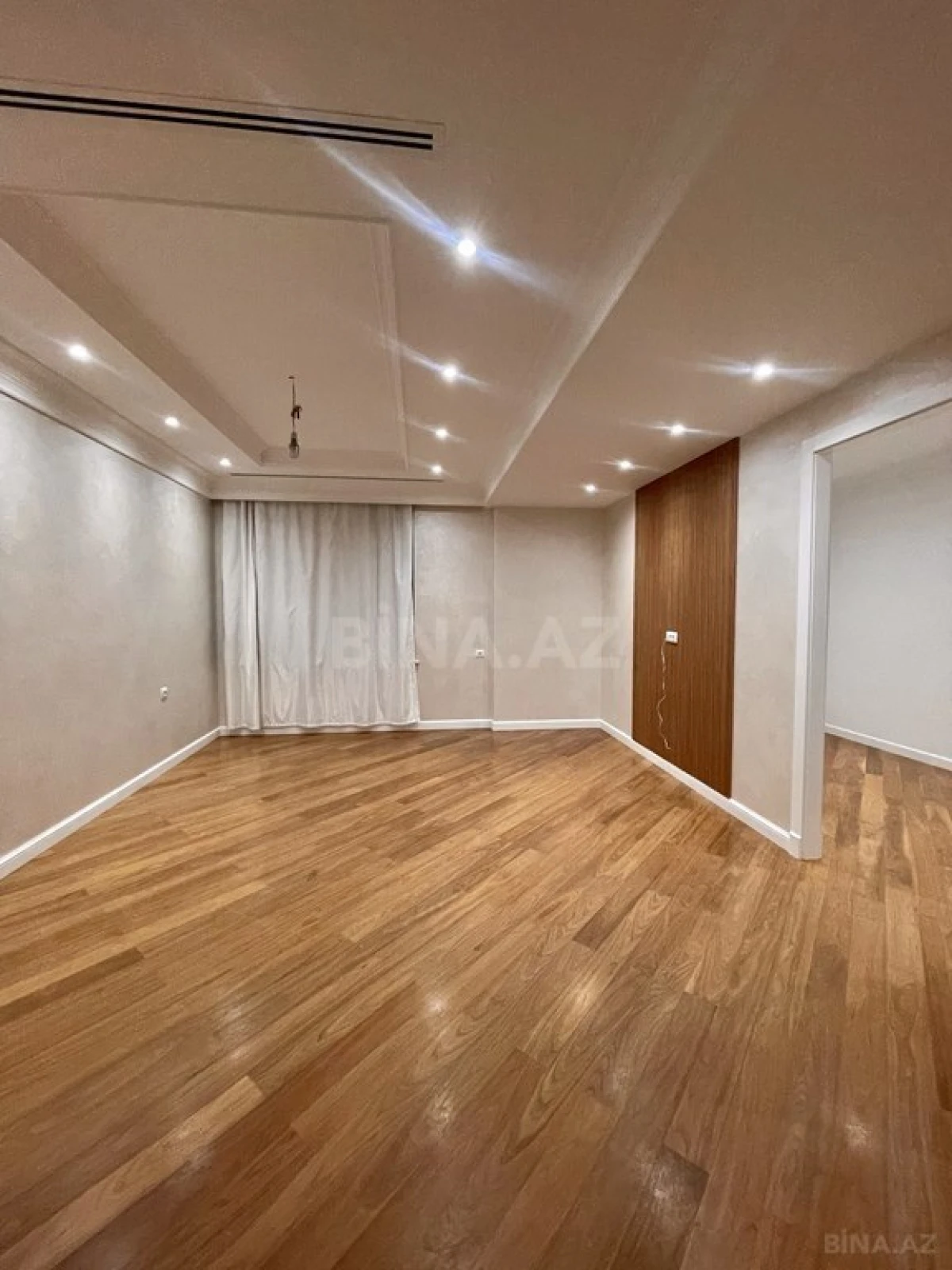 Satılır 5 otaqlı mənzil 270 m²