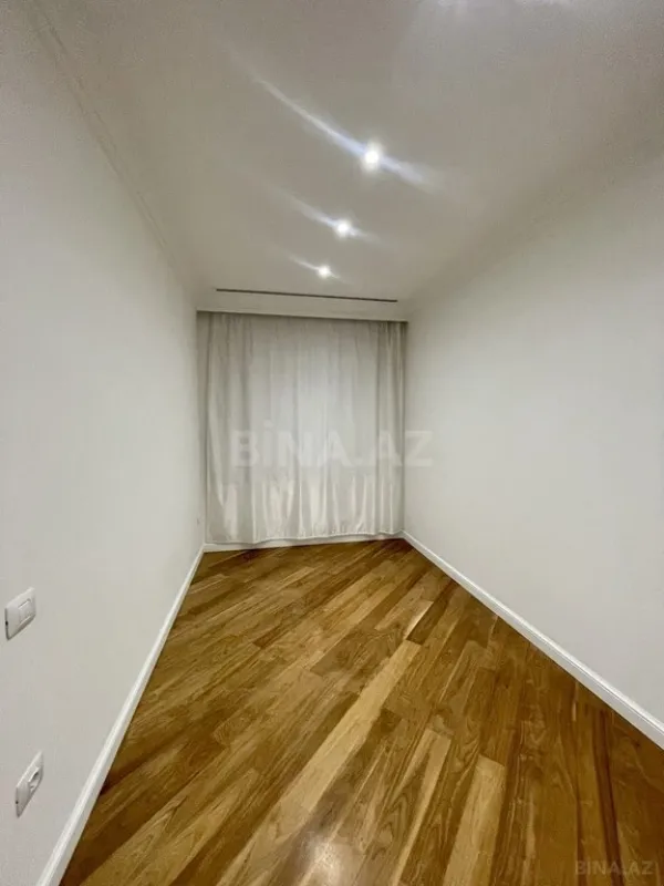 Satılır 5 otaqlı mənzil 270 m²