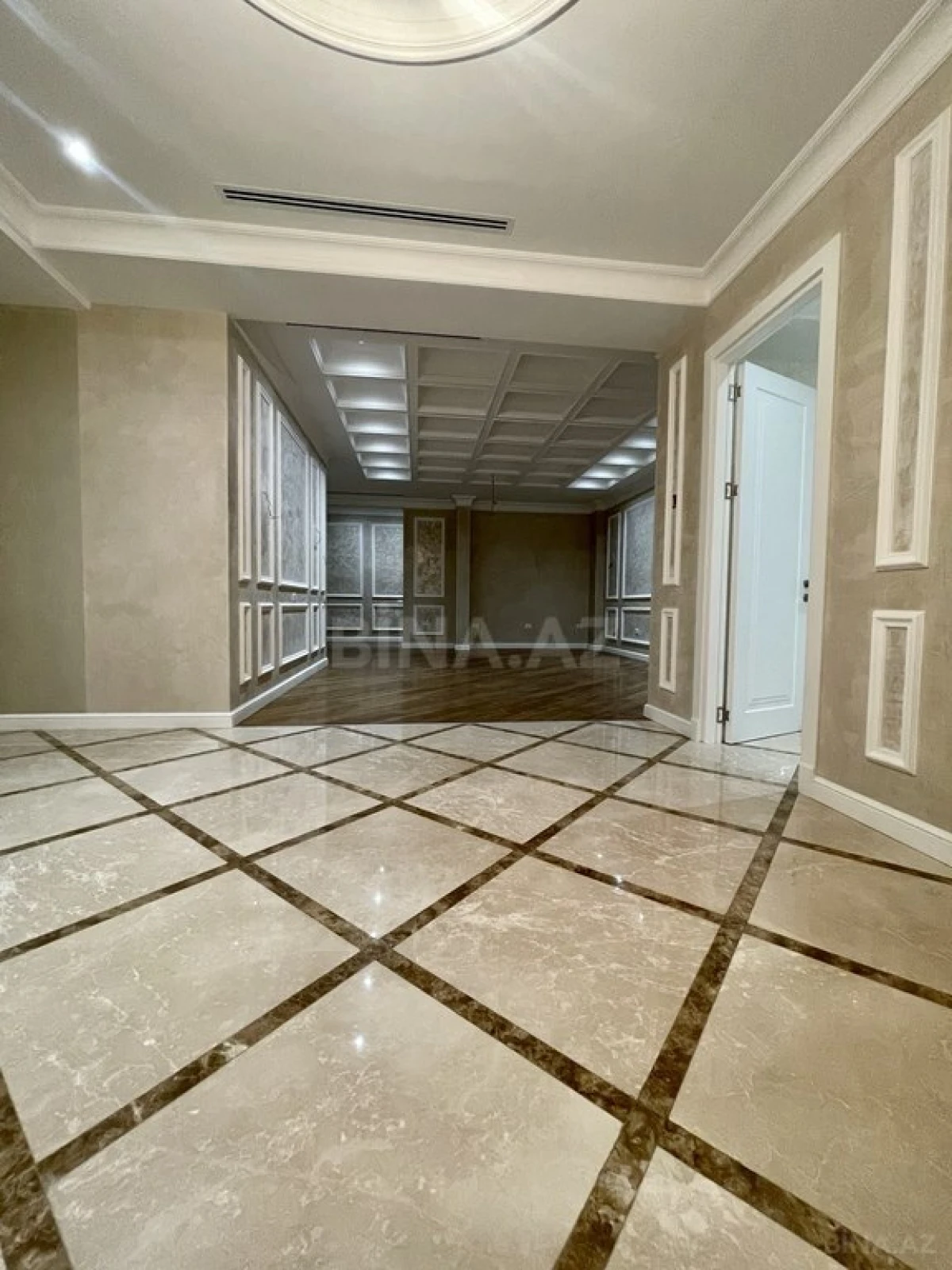 Satılır 5 otaqlı mənzil 270 m²