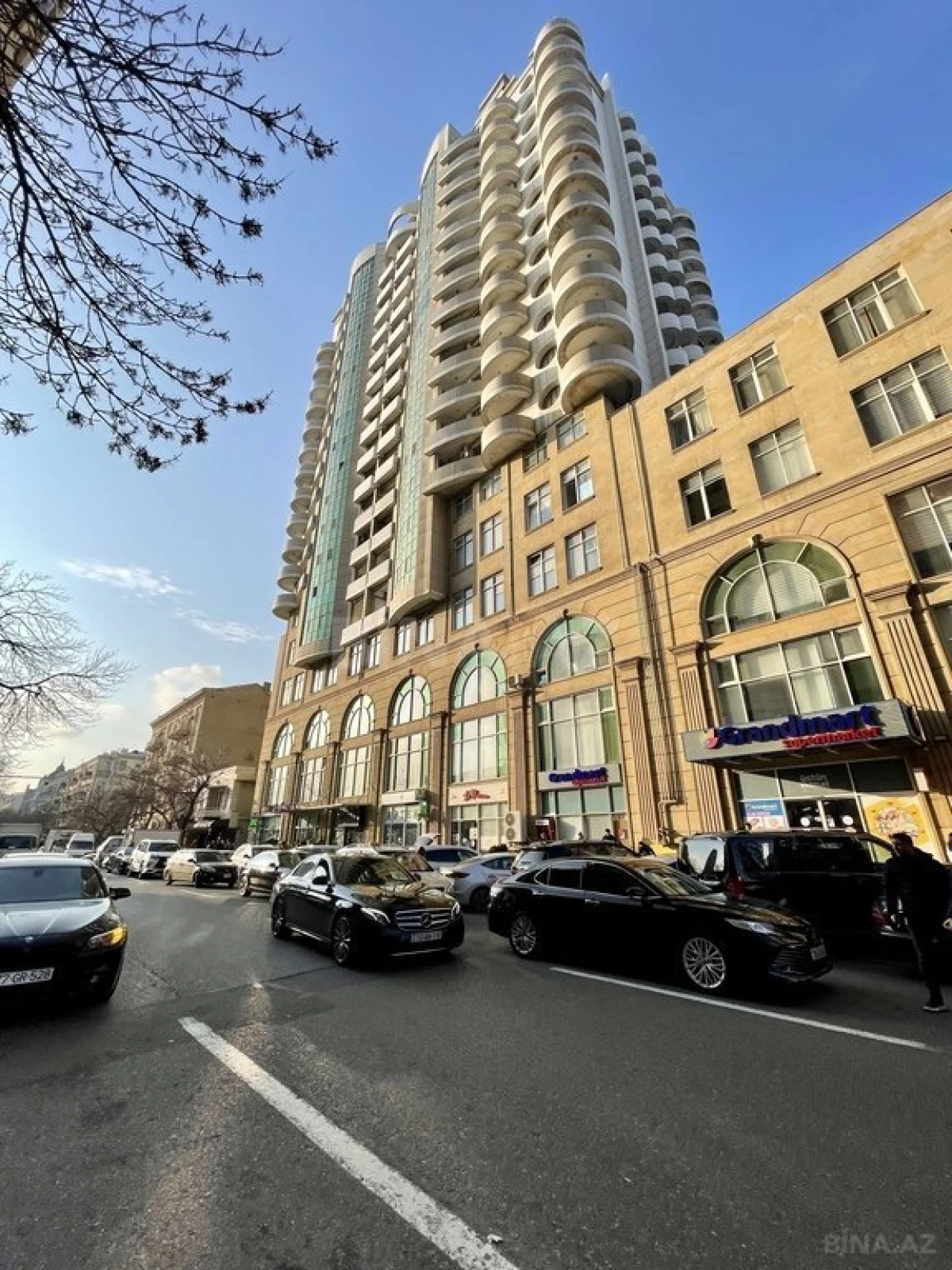 Satılır 5 otaqlı mənzil 270 m²