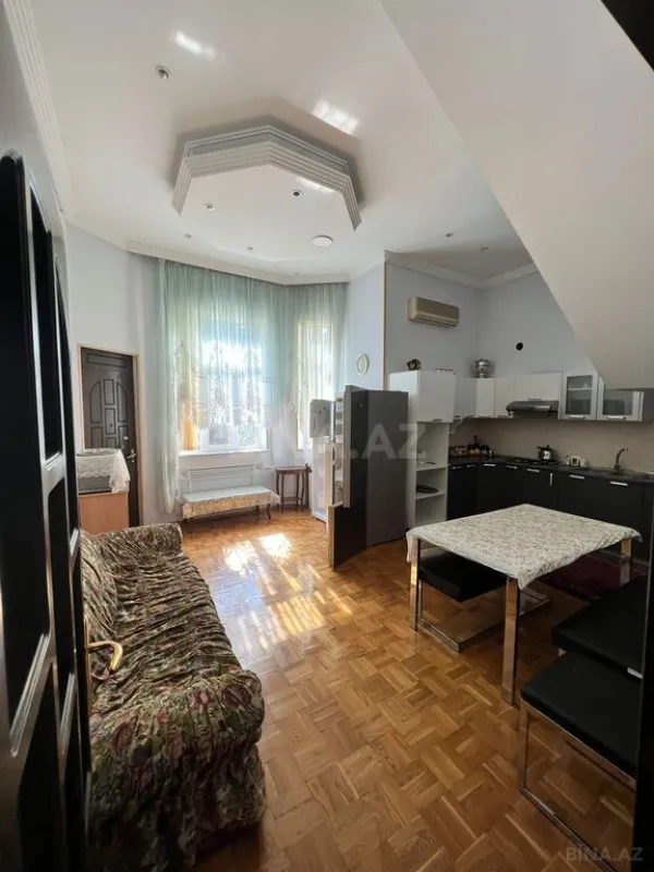 Satılır 20 otaqlı həyət evi 600 m²