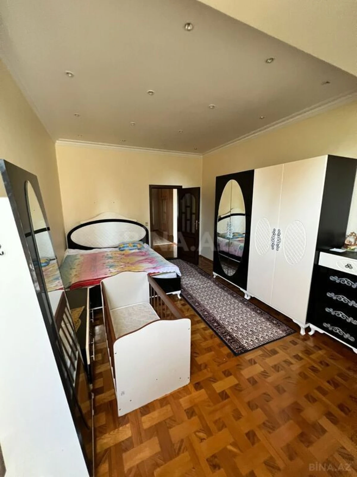 Satılır 20 otaqlı həyət evi 600 m²