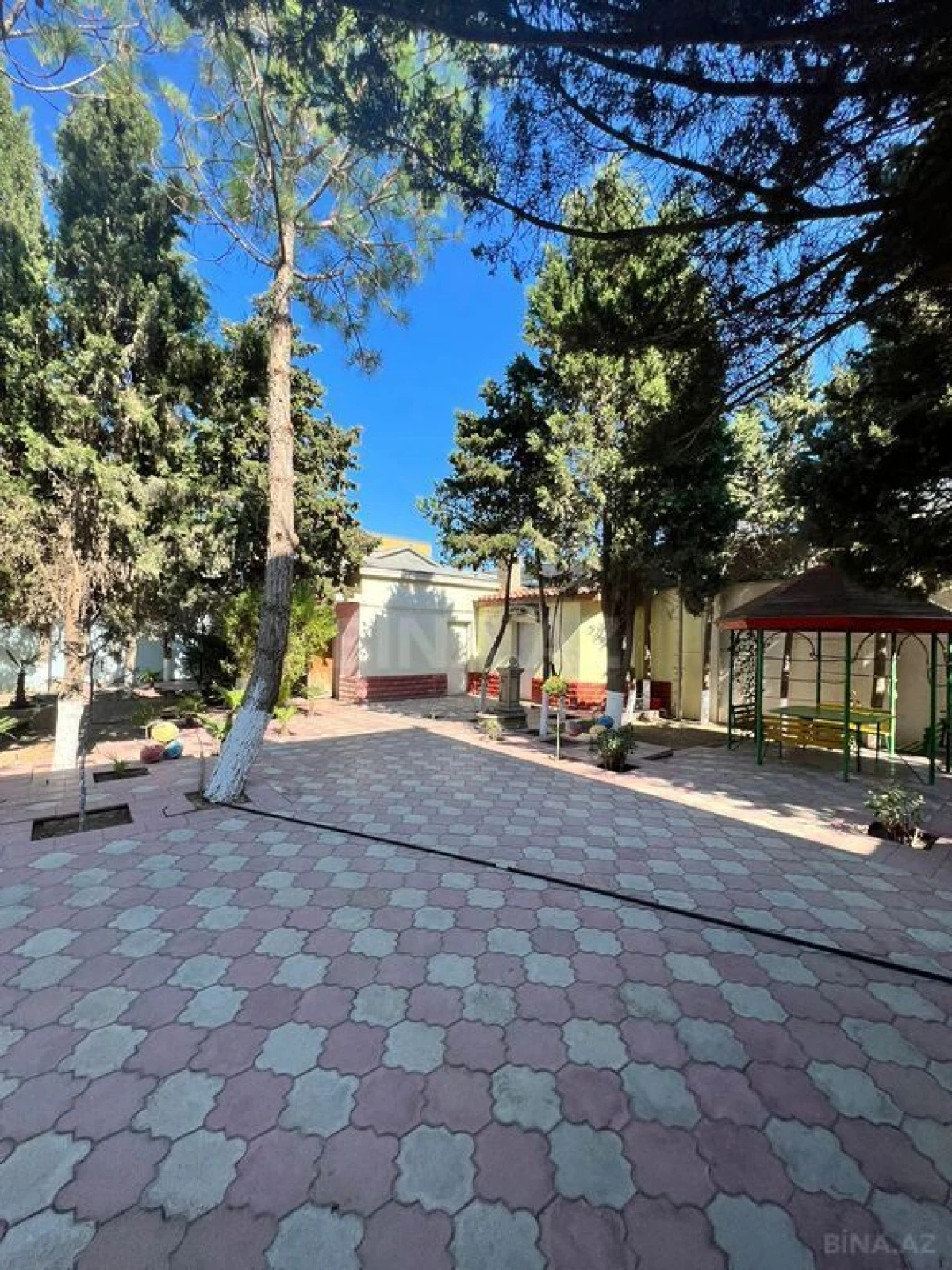 Satılır 20 otaqlı həyət evi 600 m²