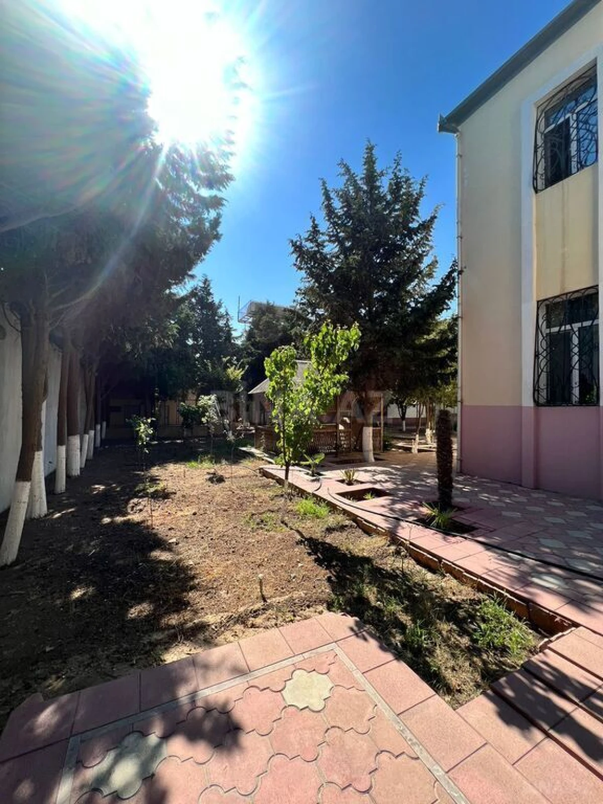 Satılır 20 otaqlı həyət evi 600 m²
