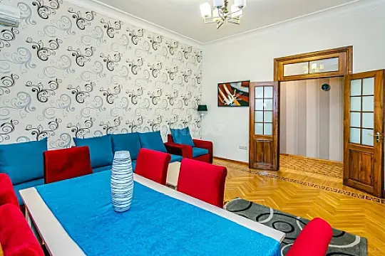 Kirayə verilir 4 otaqlı mənzil 150 m²