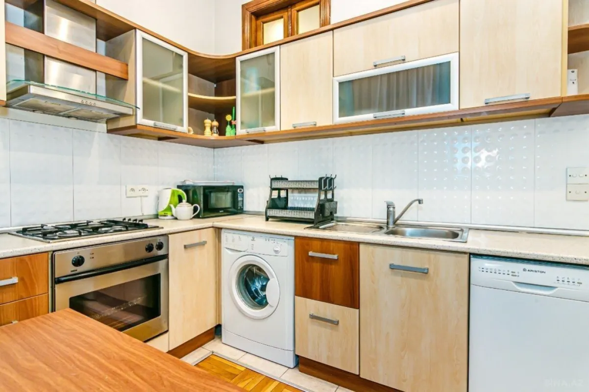 Kirayə verilir 4 otaqlı mənzil 150 m²