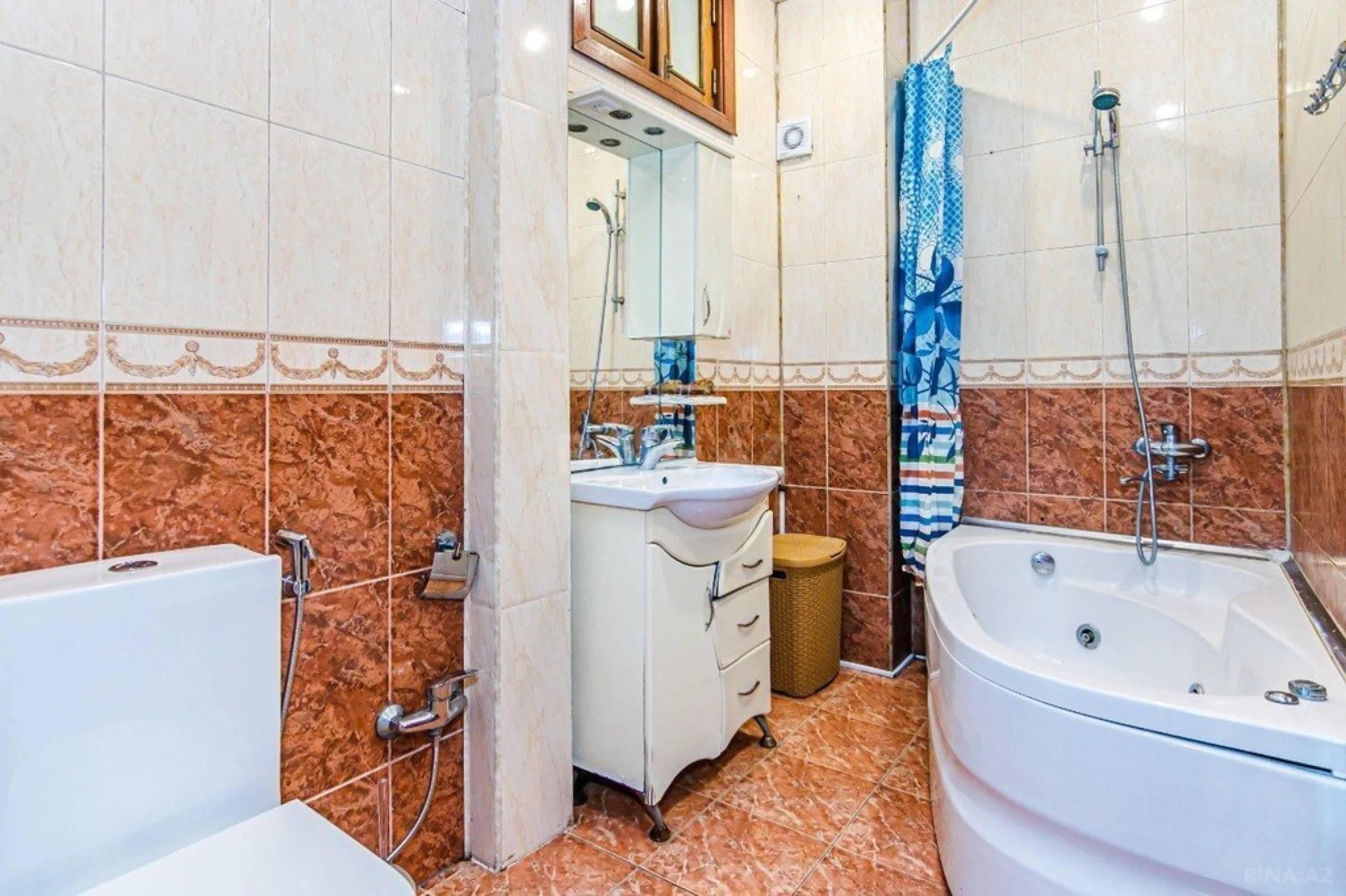 Kirayə verilir 4 otaqlı mənzil 150 m²