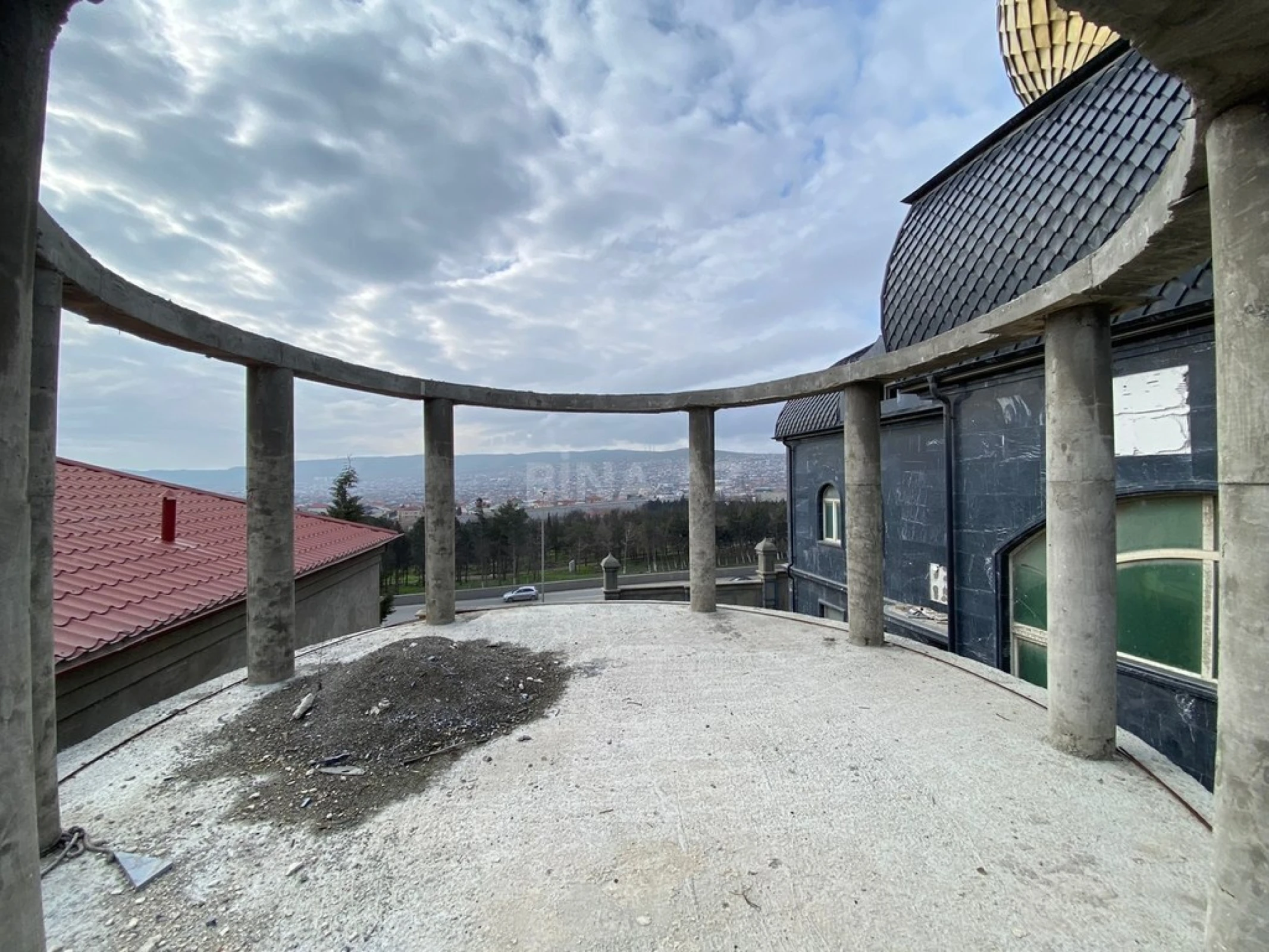 Satılır 11 otaqlı həyət evi 1700 m²