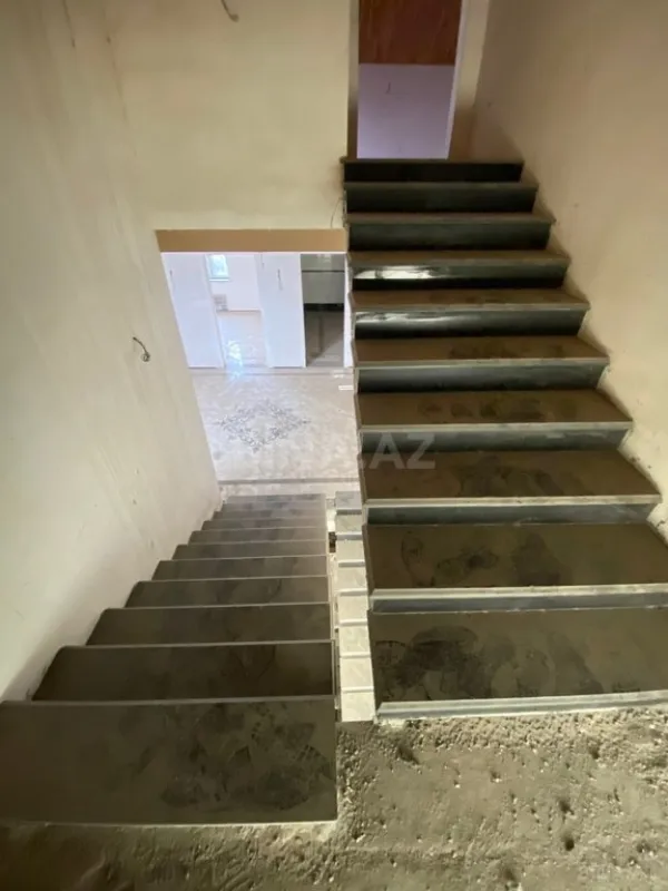 Satılır 11 otaqlı həyət evi 1700 m²