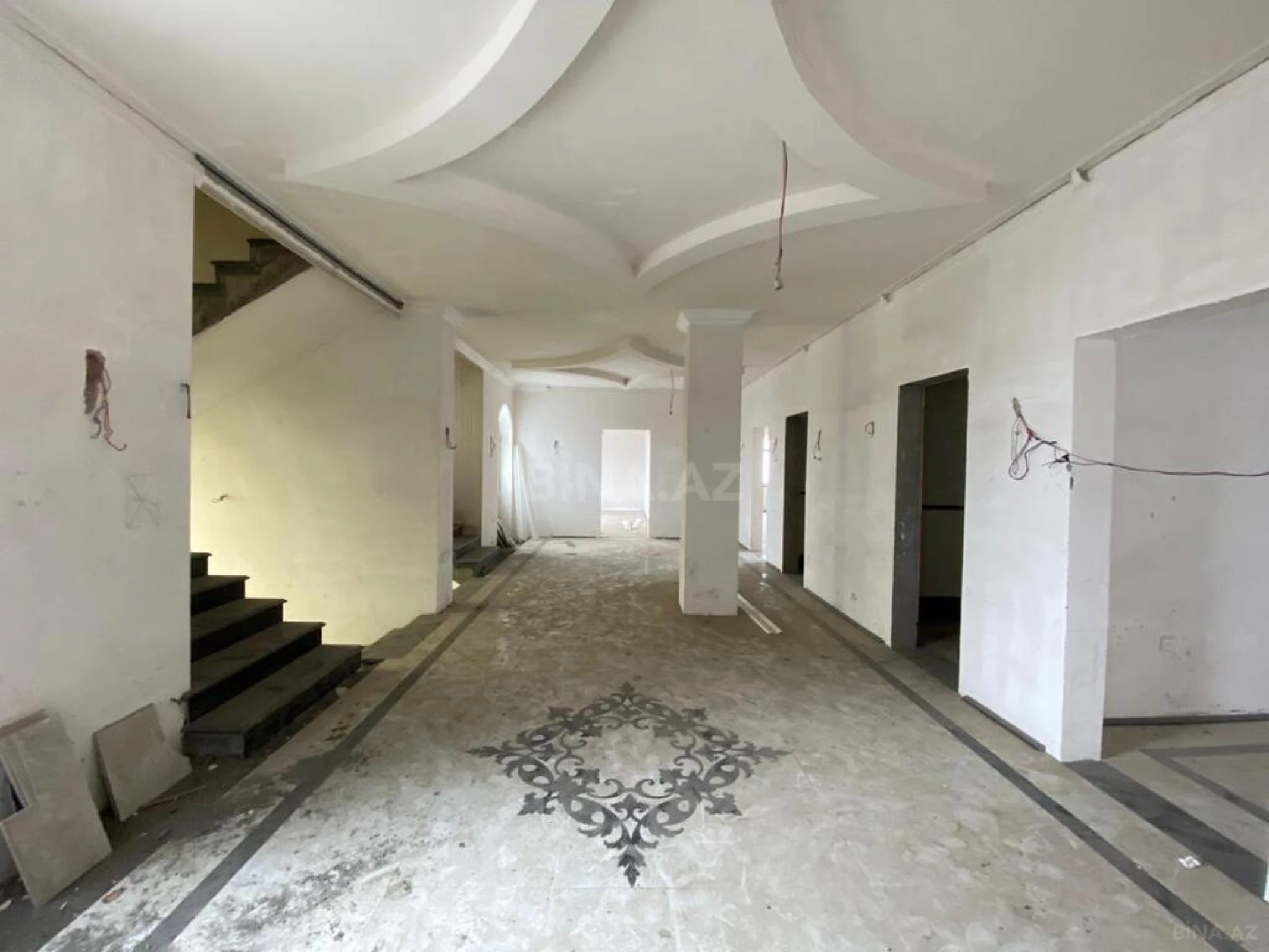 Satılır 11 otaqlı həyət evi 1700 m²