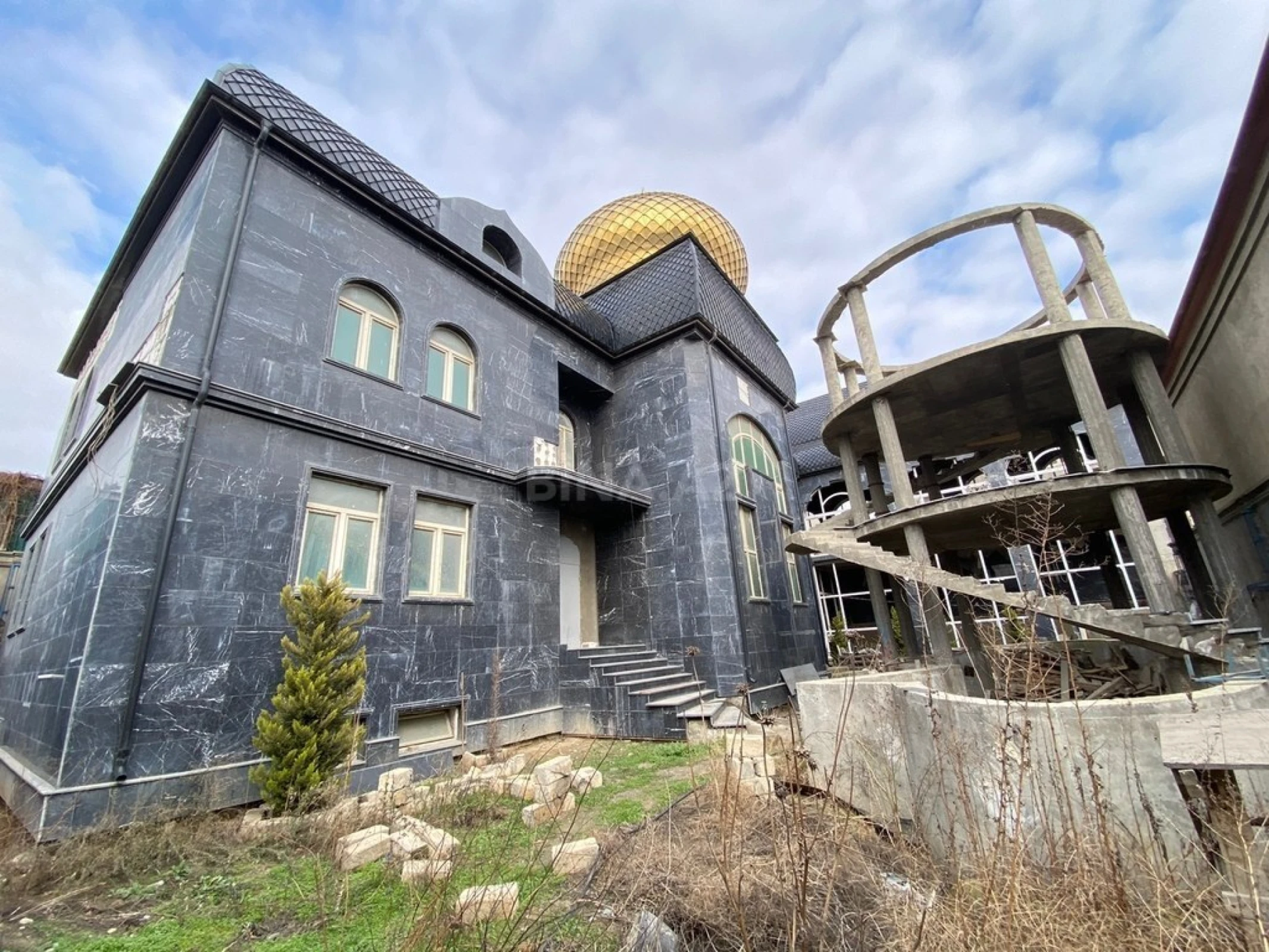 Satılır 11 otaqlı həyət evi 1700 m²