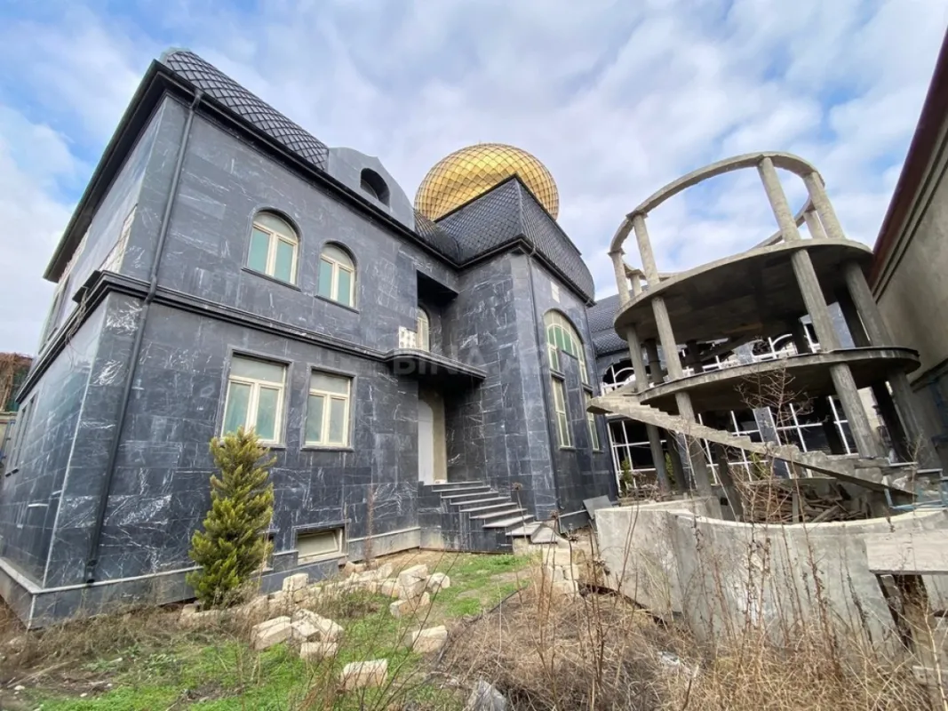 Satılır 11 otaqlı həyət evi 1700 m²