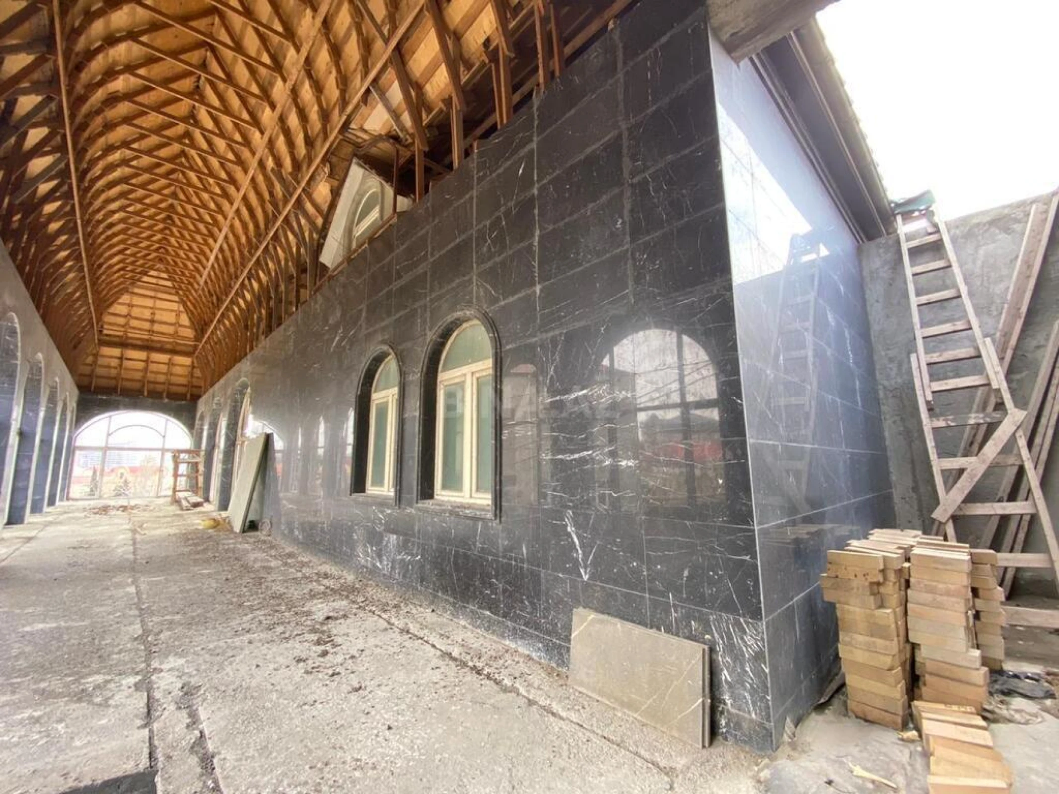 Satılır 11 otaqlı həyət evi 1700 m²