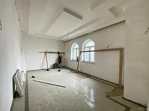 Satılır 11 otaqlı həyət evi 1700 m²