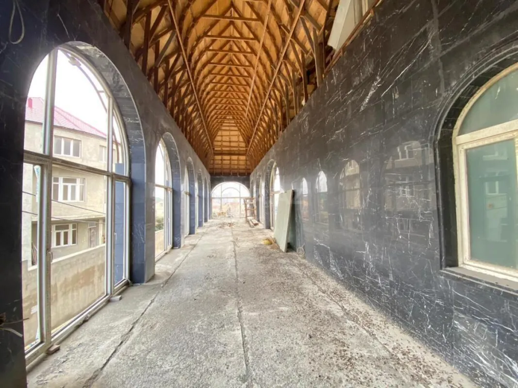 Satılır 11 otaqlı həyət evi 1700 m²