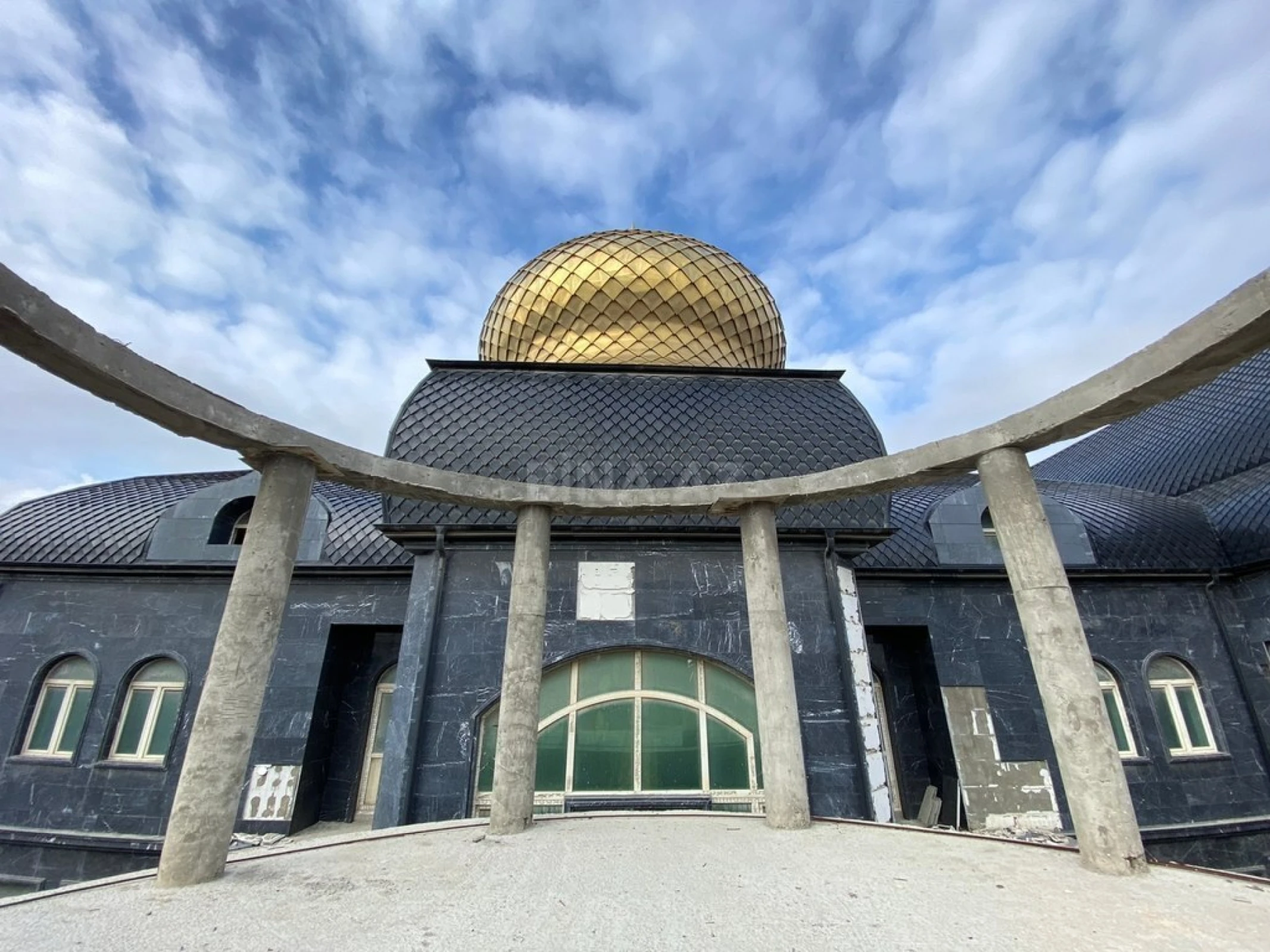 Satılır 11 otaqlı həyət evi 1700 m²