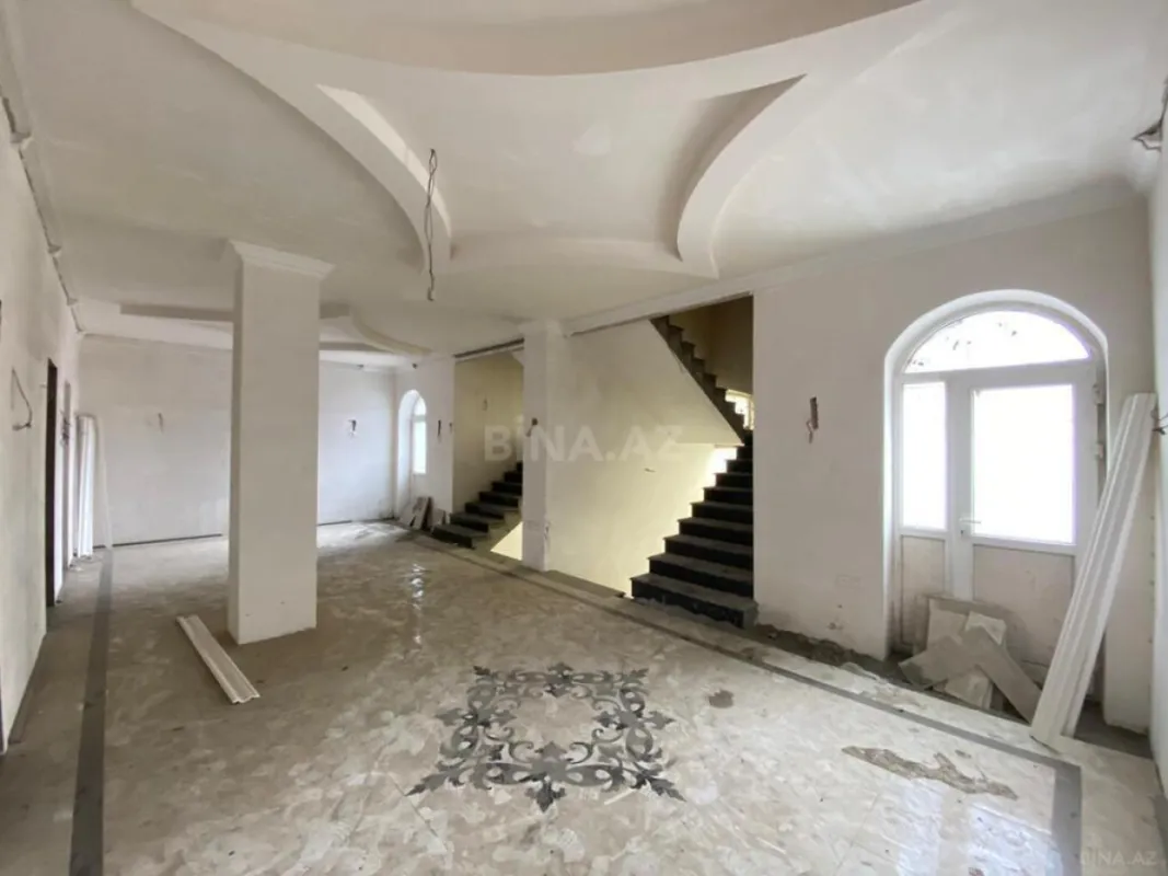 Satılır 11 otaqlı həyət evi 1700 m²