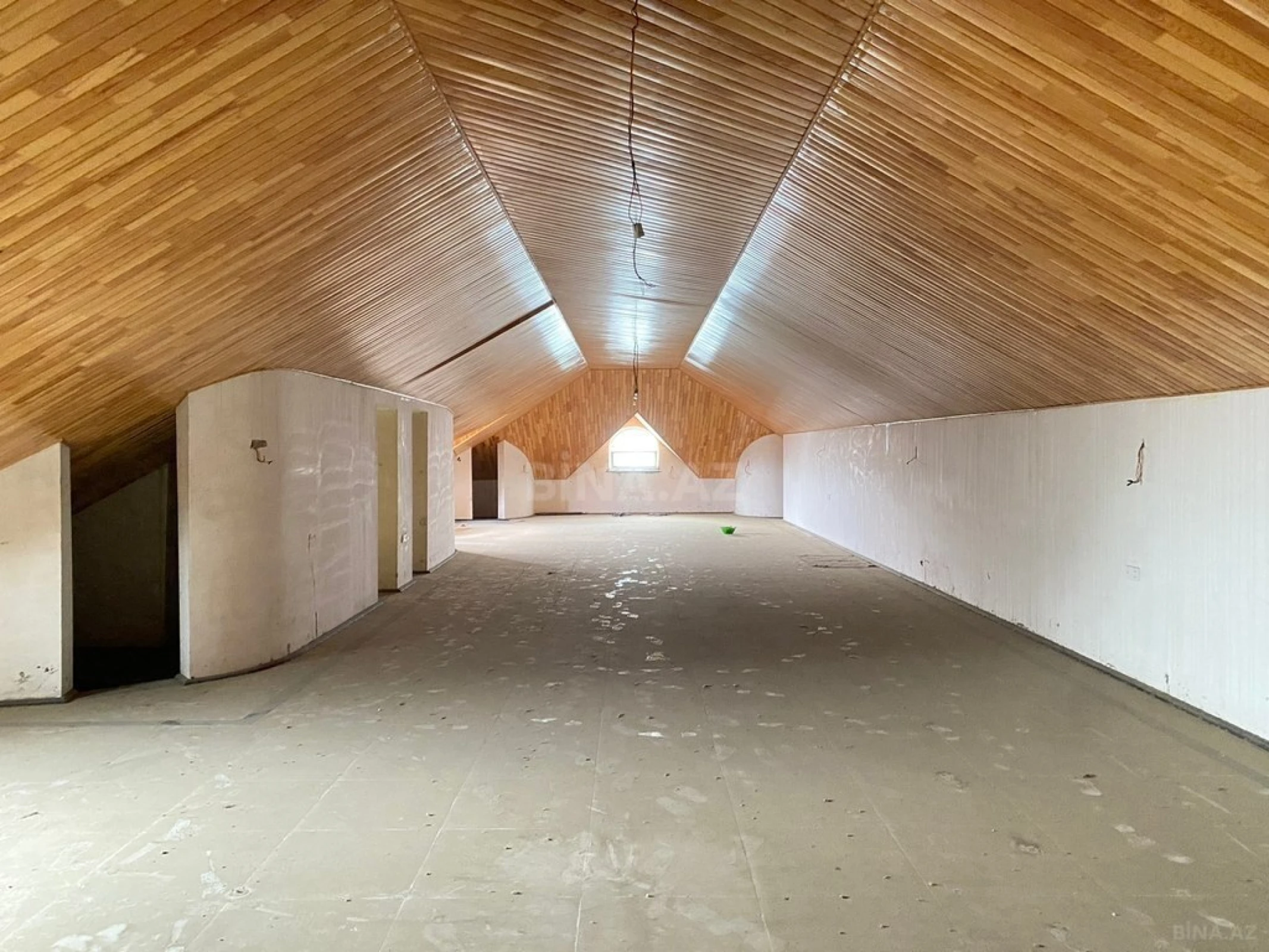 Satılır 11 otaqlı həyət evi 1700 m²