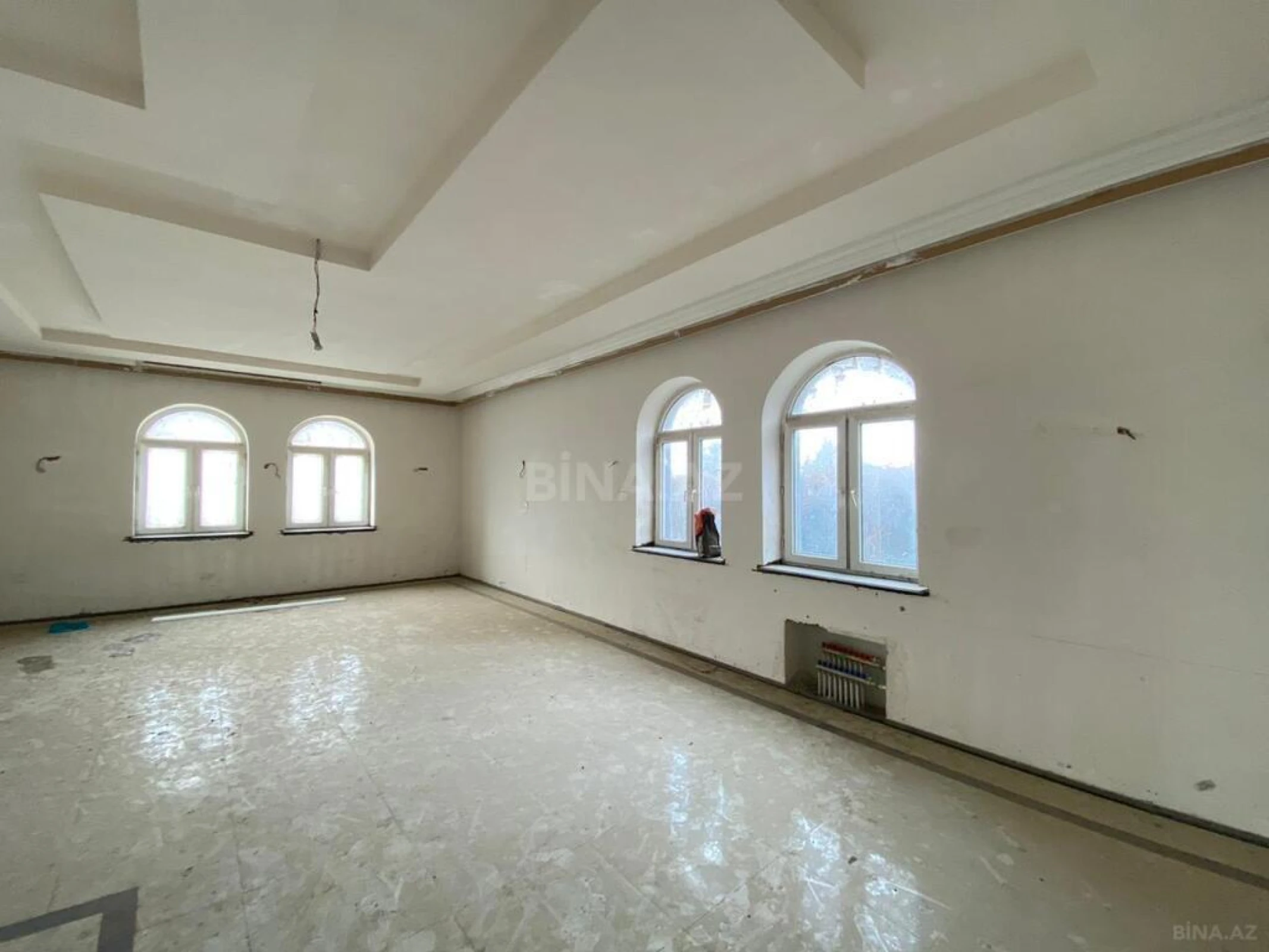 Satılır 11 otaqlı həyət evi 1700 m²