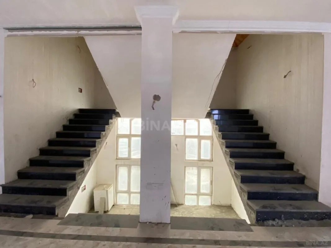 Satılır 11 otaqlı həyət evi 1700 m²