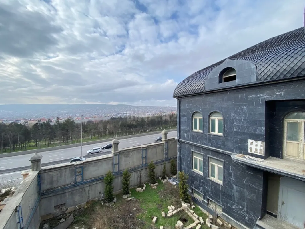 Satılır 11 otaqlı həyət evi 1700 m²