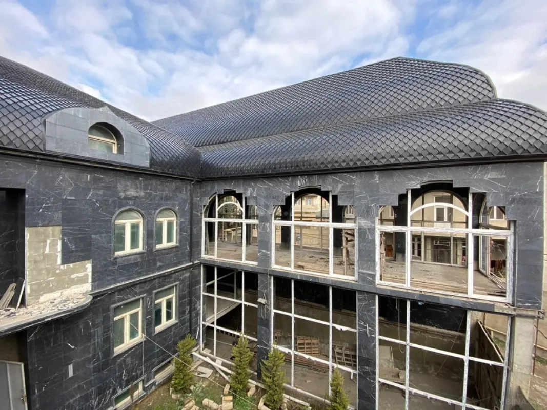 Satılır 11 otaqlı həyət evi 1700 m²