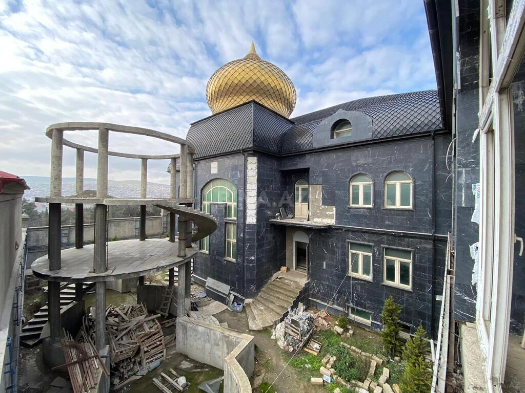 Satılır 11 otaqlı həyət evi 1700 m²