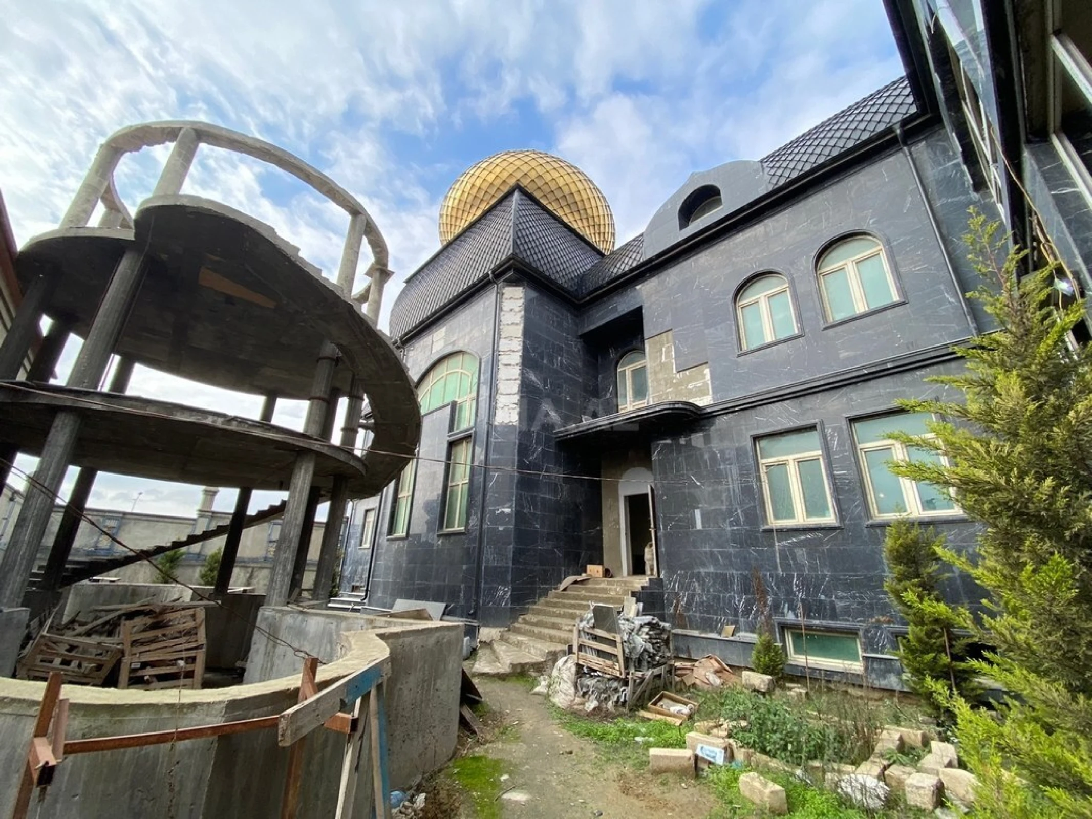 Satılır 11 otaqlı həyət evi 1700 m²