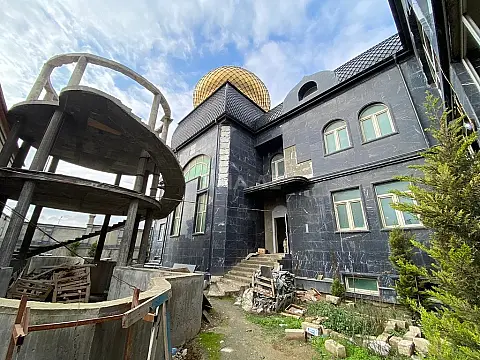 Satılır 11 otaqlı həyət evi 1700 m²