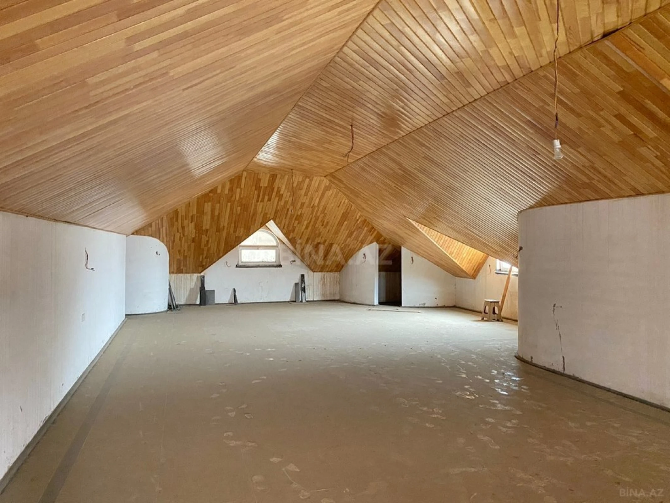 Satılır 11 otaqlı həyət evi 1700 m²