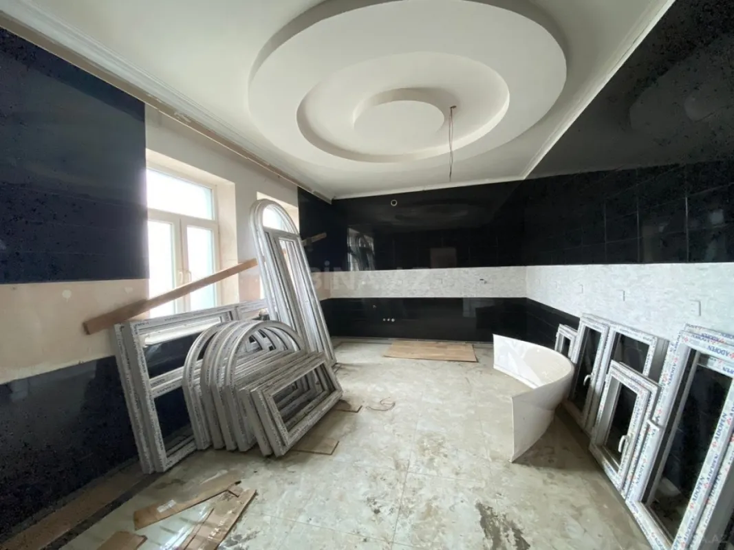 Satılır 11 otaqlı həyət evi 1700 m²