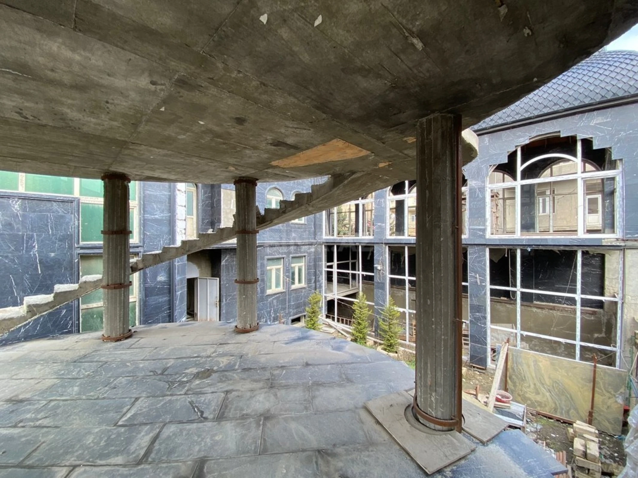 Satılır 11 otaqlı həyət evi 1700 m²