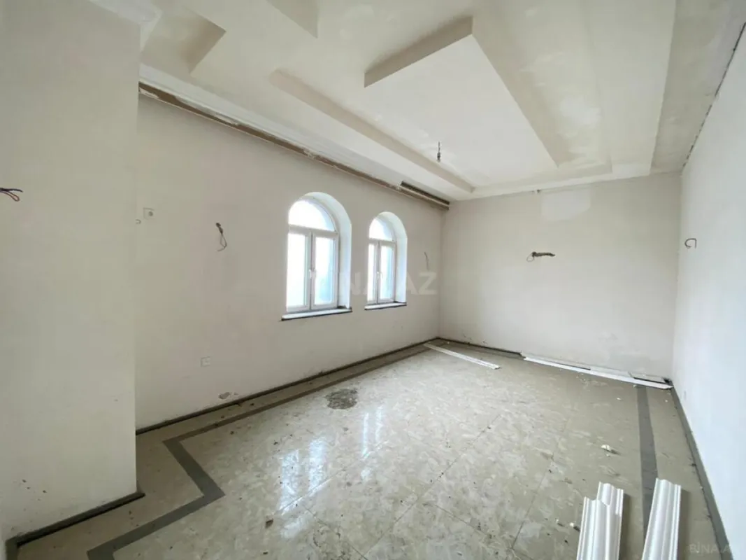 Satılır 11 otaqlı həyət evi 1700 m²